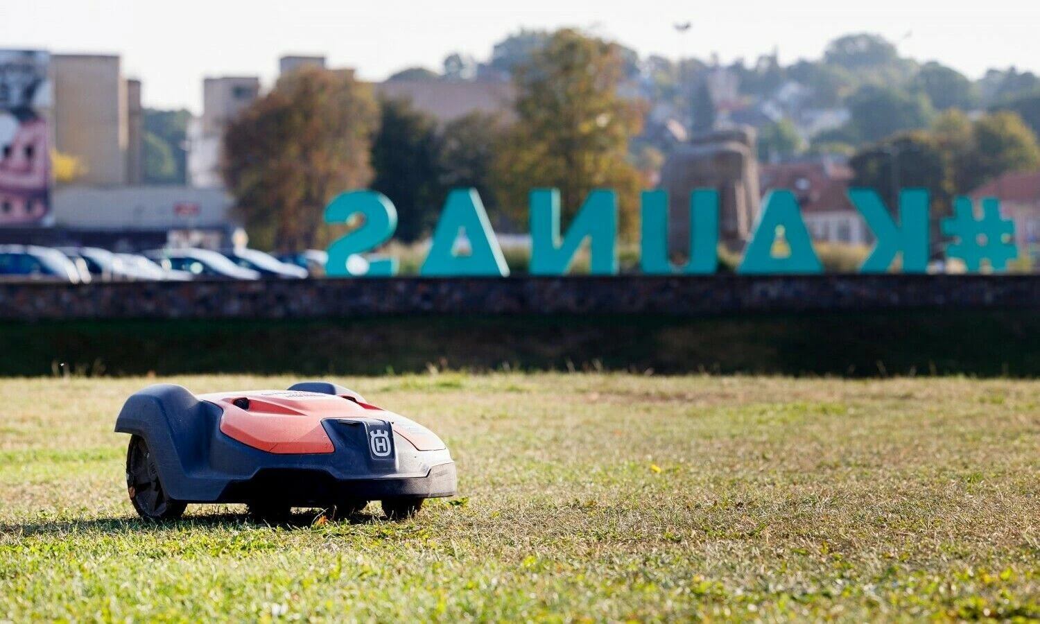 Kauno Santakos parke žaliosioms miesto erdvėms prižiūrėti pasirinkti robotai vejapjovės, kurie rūpinasi, kad veja nuolat būtų nepriekaištingai nušienauta, užtikrinamas tolygus žolės nupjovimas.