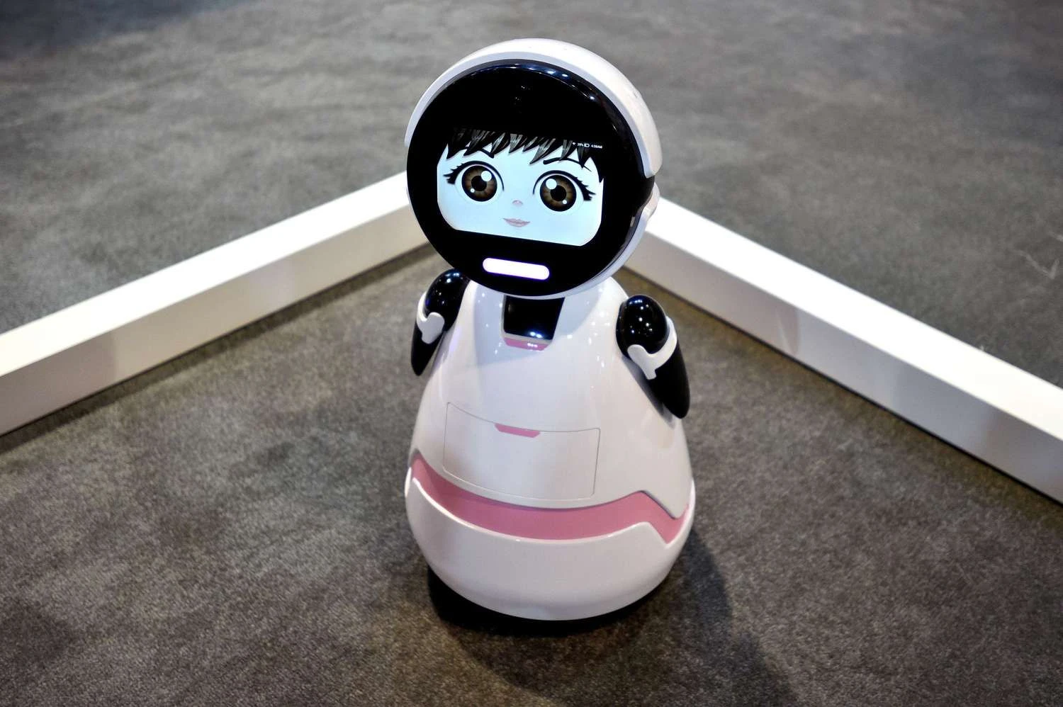 Joks robotas nepakeis tikro moters kvapo ir skonio. AFP nuotr.