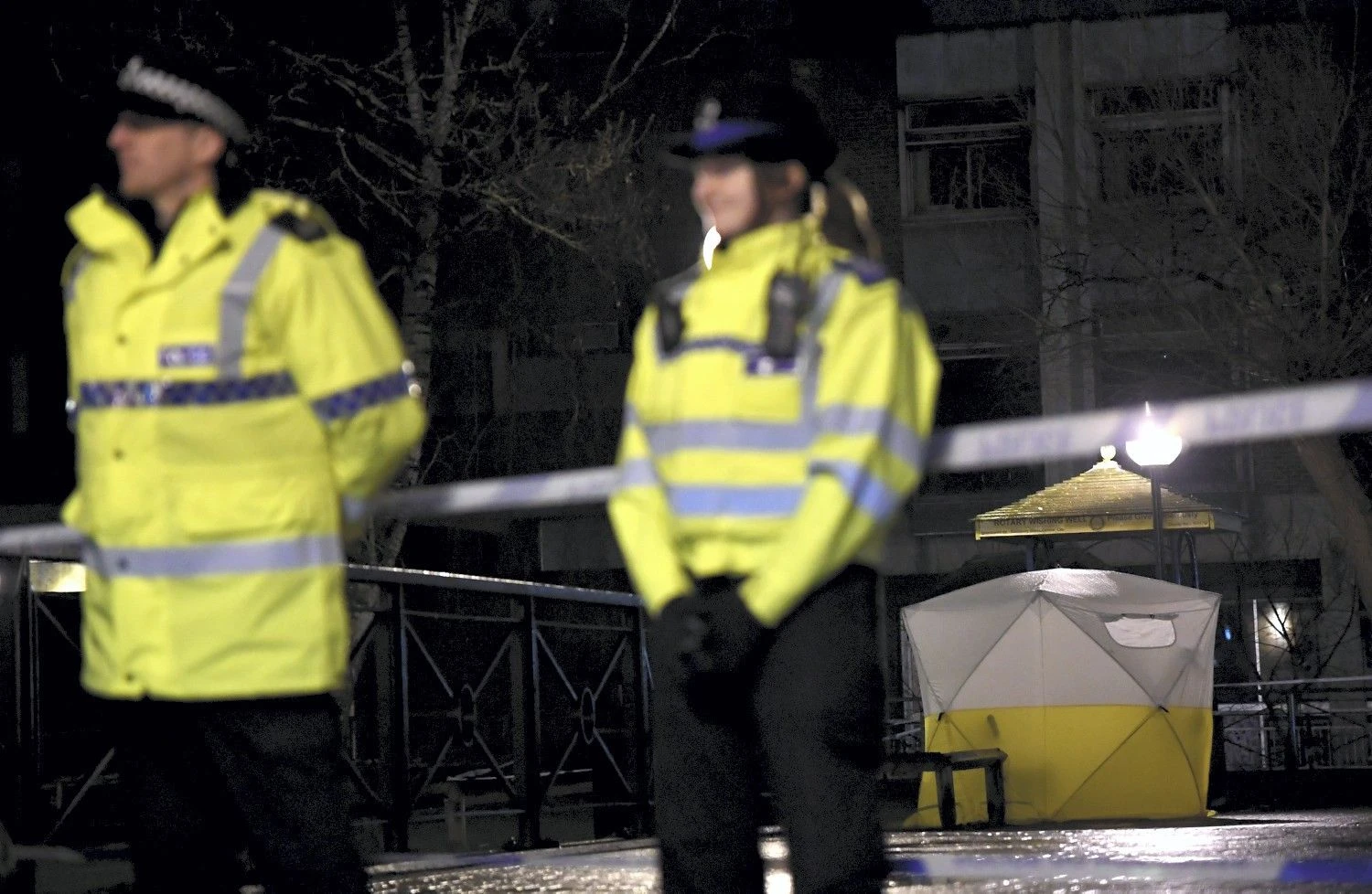 Policijos pareigūnai įvykio vietoje. Toby Melvillio (Reuters / Scanpix) nuotr.