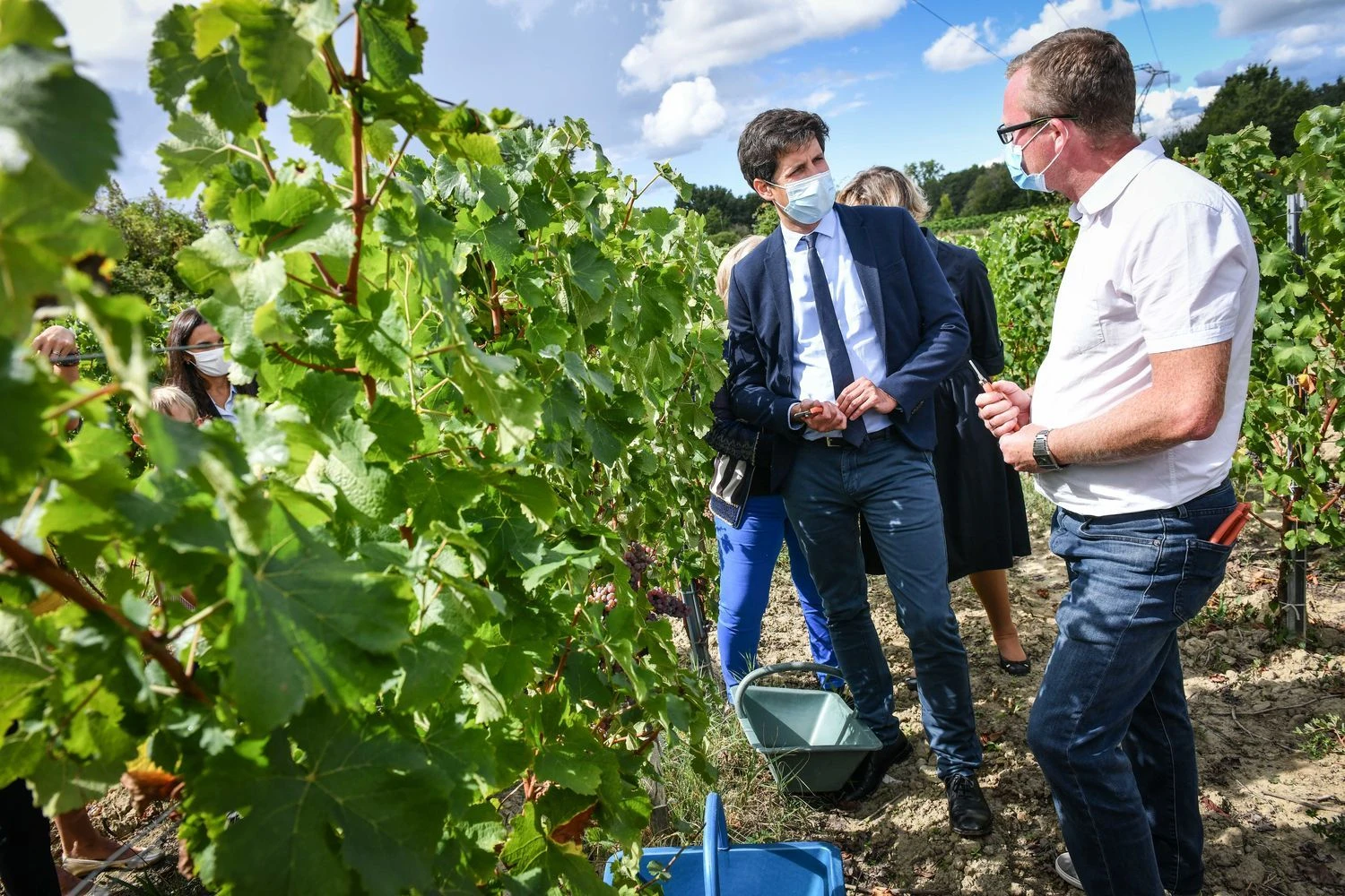 Prancūzijos žemės ūkio ministras Julienas Denormandie (kairėje) su Bordo vyndariais nesibodi aptarti silpstančių eksporto rinkų problemos. UGO AMEZ (SIPA / Scanpix“) nuotr. 