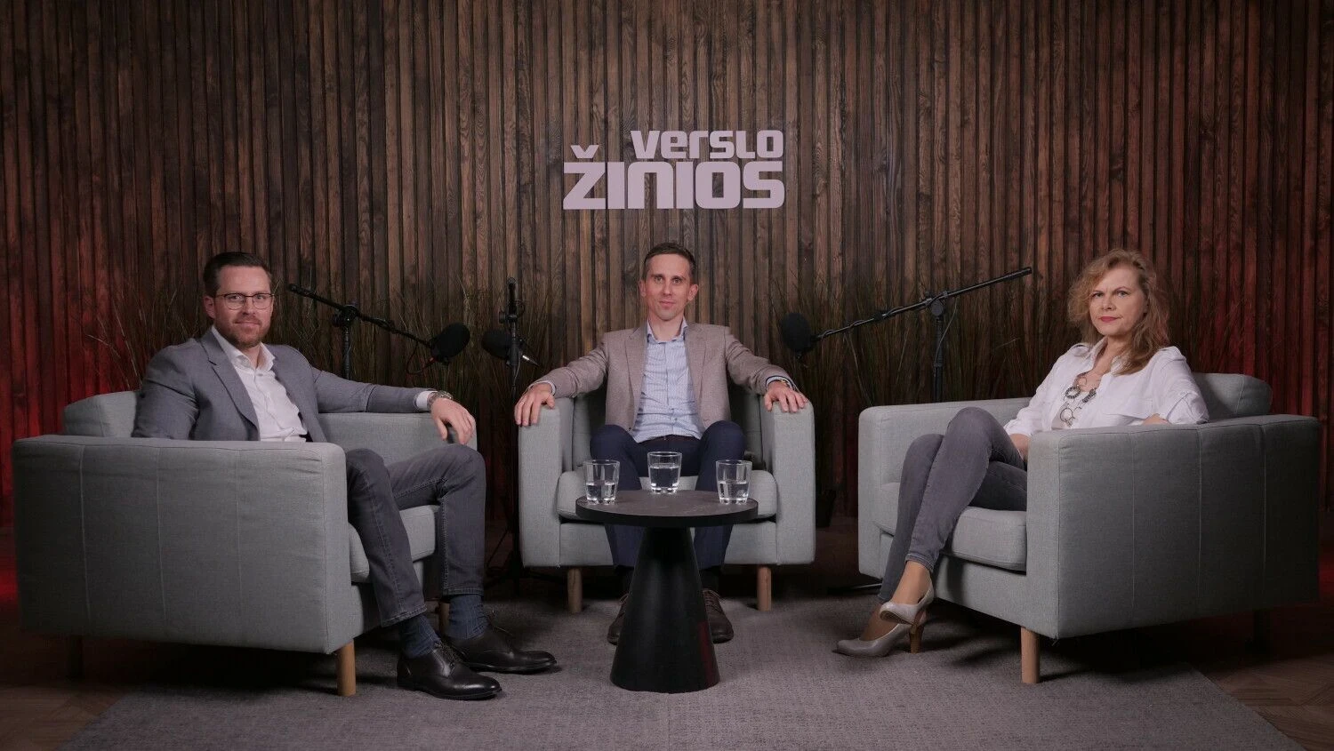 „Scandagra“ vadovas Marius Vasiliauskas, SEB banko ekonomistas Tadas Povilauskas ir moderatorė Vilija Ramanauskienė.