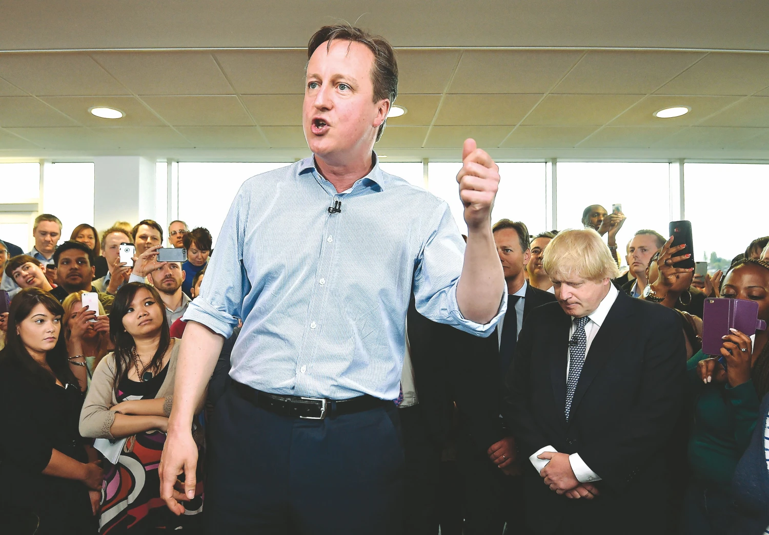 Premjeras Davidas Cameronas ragina likti ES, o partijos kolega Borisas Johnsonas (dešinėje), Londono meras, pasirinko „Brexit“ stovyklą. TOBY MELVILLE‘IO („REUTERS“ / „SCANPIX“) NUOTR.