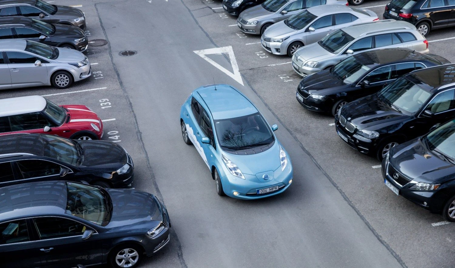 Atskirti elektromobilius iš minios kitų eismo dalyvių dažniausiai itin lengva ne tik dėl neįprasto eksterjero, bet ir dėl švelnių, tradiciškai elektromobilių spalvomis pramintų kėbulo atspalvių. Juditos Grigelytės (VŽ) nuotr.
