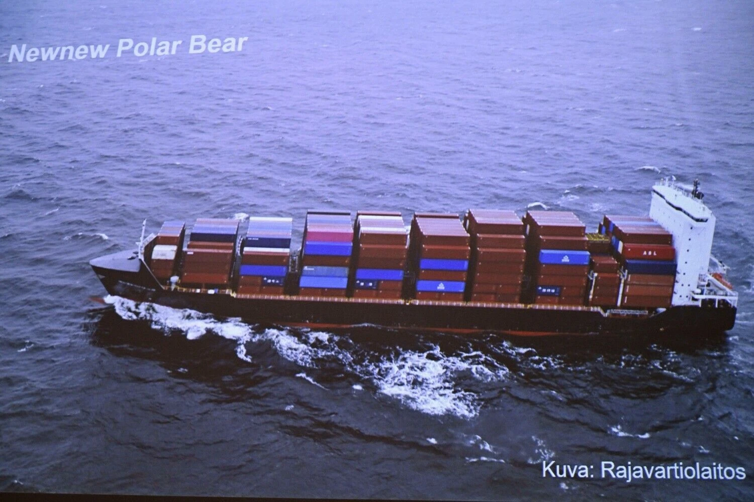 Suomijos patrulių užfiksuotas laivas „Newnew Polar Bear“ su Honkongo vėliava Baltijos jūroje. Heikki Saukkomaa („Imago“/„Scanpix“) nuotr.
