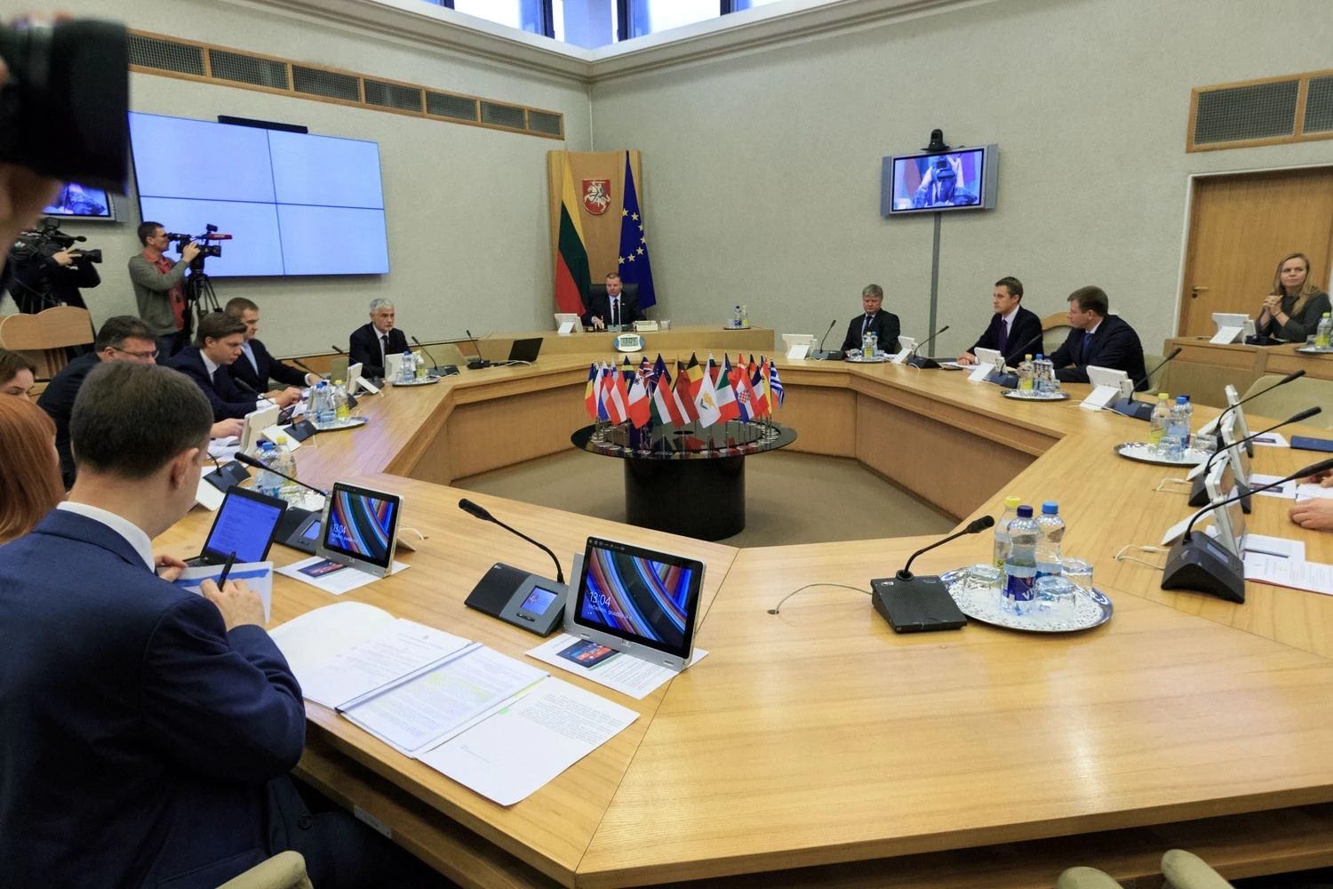 Pernai gruodžio viduryje pradėjusioje dirbti septynioliktojoje Vyriausybėje iki šiol pasikeitė tik vienas ministras, likusius premjeras vertina gerai, nors opozicija negaili kritikos. Juditos Grigelytės (VŽ) nuotr.