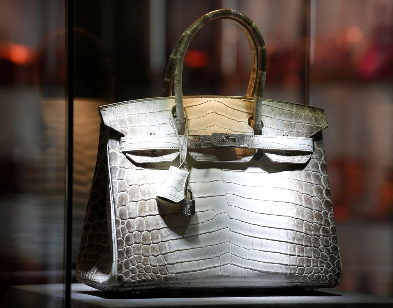 „Birkin“ rankinės pastaraisiais metais yra ne tik geidžiama investicinė prekė, bet ir padirbinėtojų taikinys. Bobby Yip („Reuters“) nuotr.