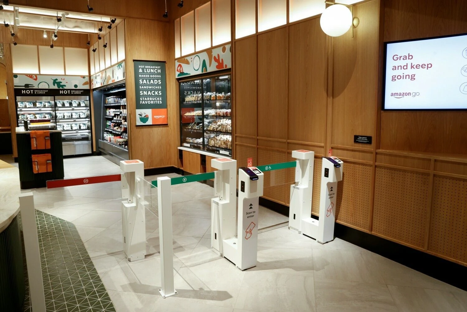 „Starbucks“ ir „Amazon Go“ parduotuvė Niujorke. Mike’o Segaro („Reuters“ / „Scanpix“) nuotr.