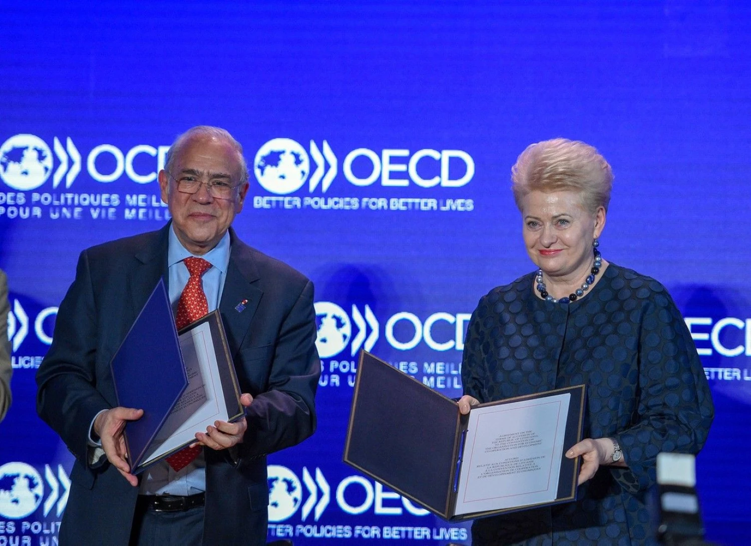 Gegužės 30 d. Paryžiuje sutartį dėl Lietuvos stojimo į EBPO pasirašė prezidentė Dalia Grybauskaitė ir šios organizacijos generalinis sekretorius Angelis Gurria. Roberto Dačkaus (LR Prezidento kanceliarija) nuotr. 