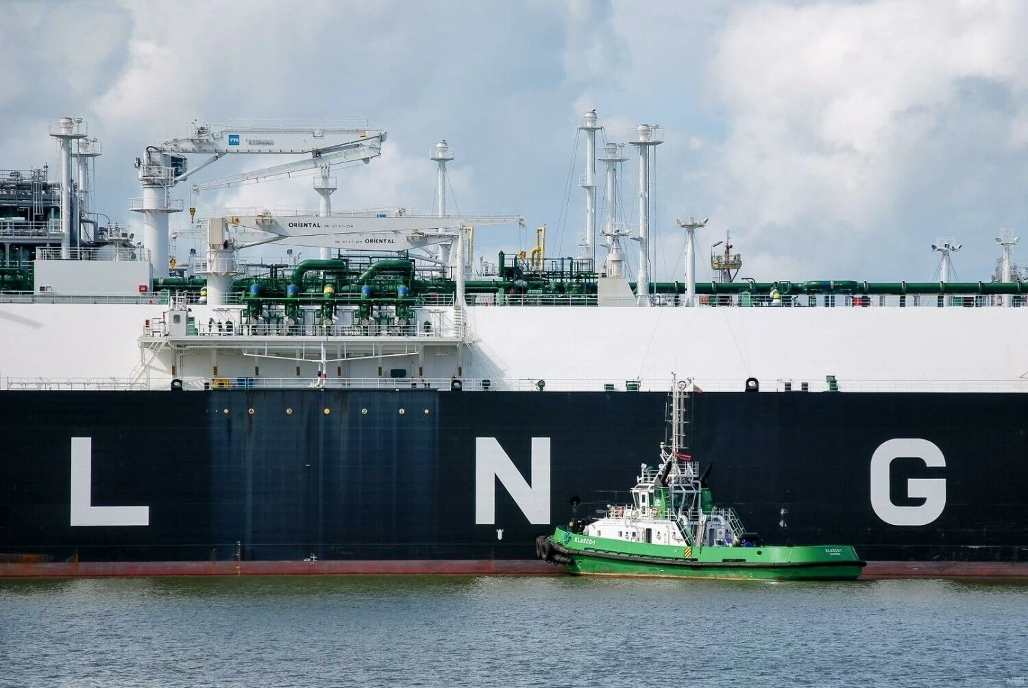 Suskystintų gamtinių dujų terminalas „Independence“ ir dujovežis „Clean Ocean“.  Organizacijos nuotr.