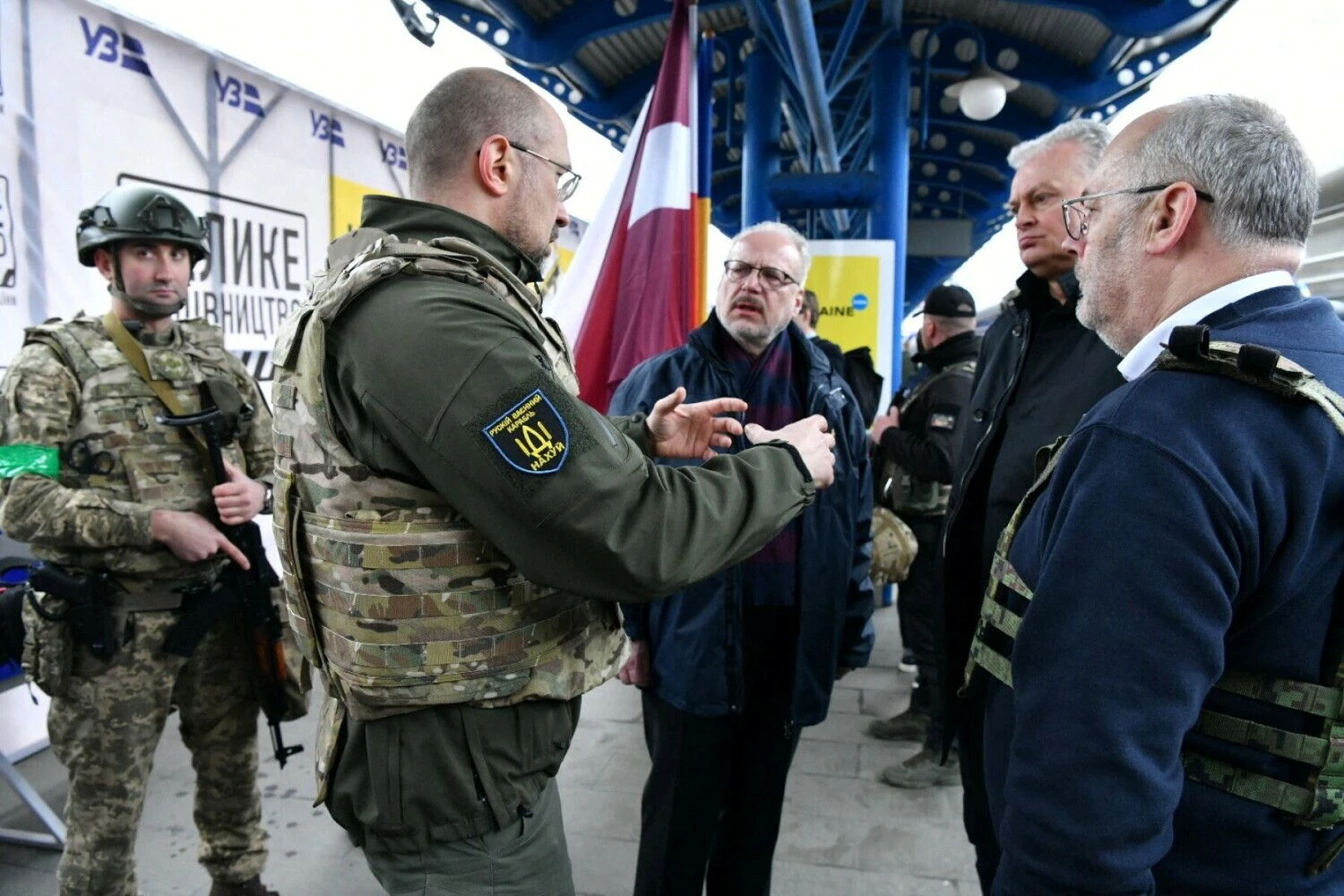 Denysas Šmyhalis, Ukrainos premjeras, kalbasi su Gitanu Nausėda ir kitais jo šalį aplankiusiais prezidentais. („Reuters“ / „Scanpix“) nuotr.