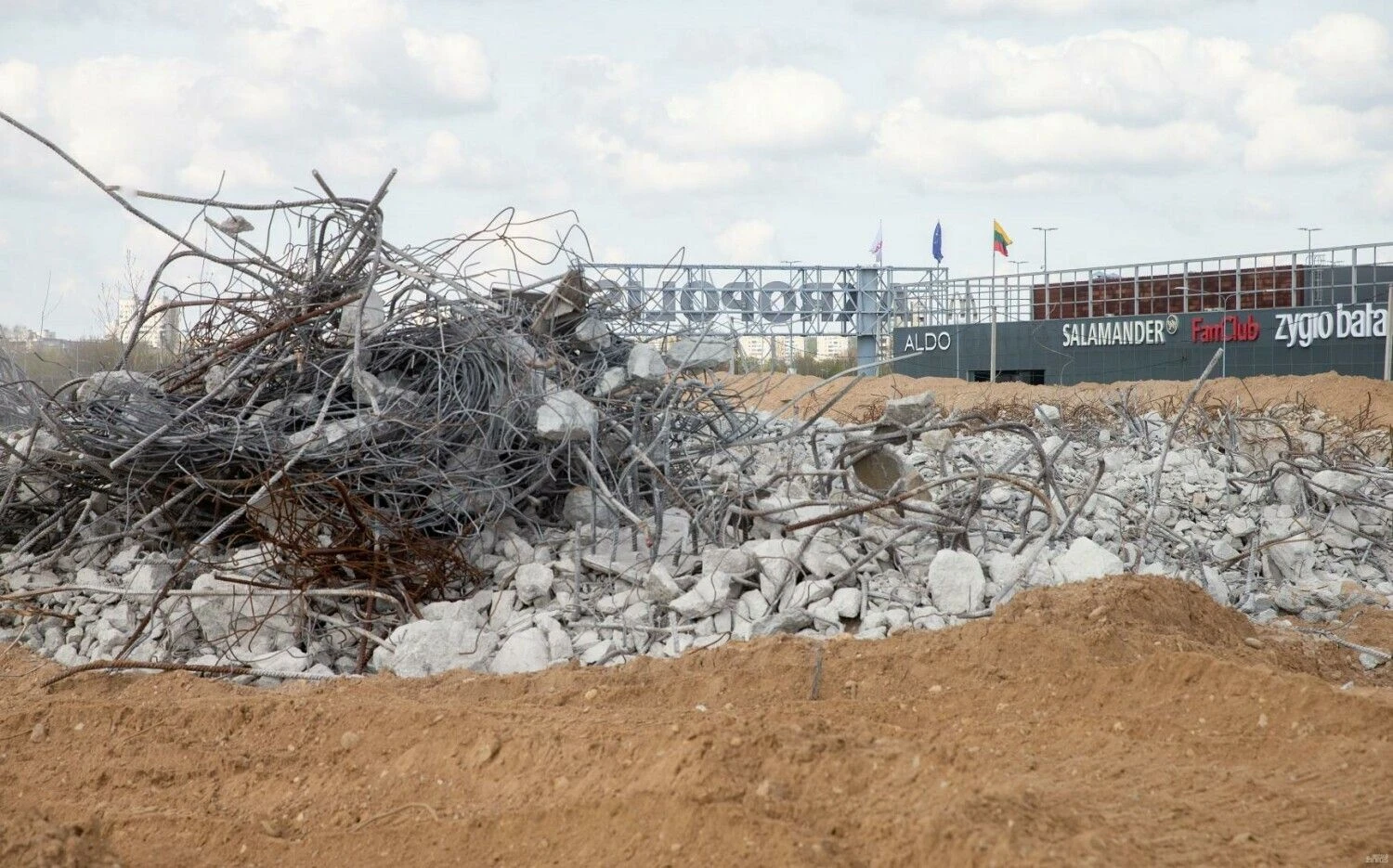 Griaunamos nebaigto statyti stadiono liekanos Vilniuje, Šeškinėje. Juditos Grigelytės (VŽ) nuotr.