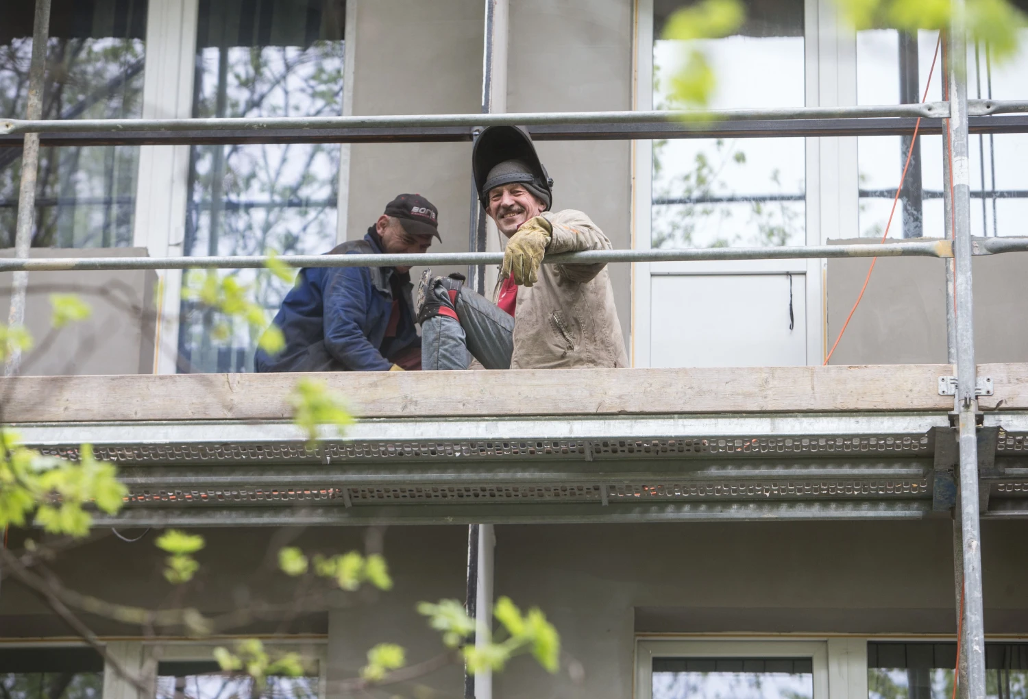 Aplinkos ministerija sako, kad dalis statybos bendrovių neturi pakankamai darbuotojų ir vėluoja vykdyti daugiabučių renovacijos projektus. Statybininkai atkerta, kad tokių yra mažuma. Juditos Grigelytės (VŽ) nuotr.