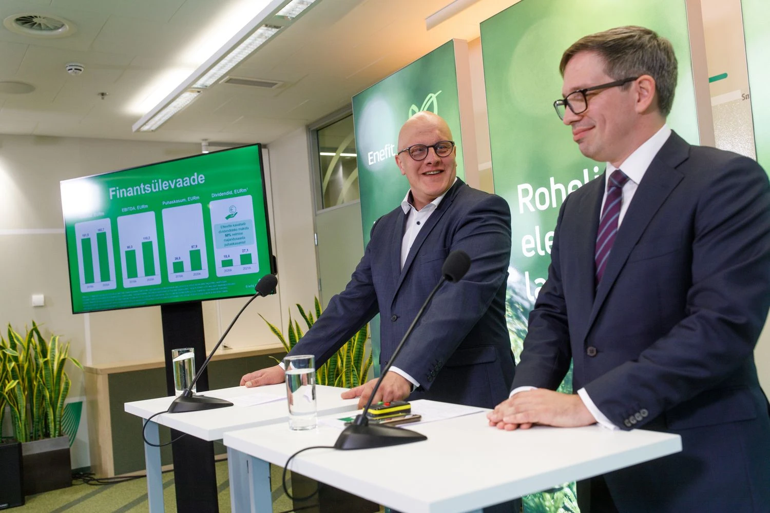 Aavo Karmas, „Enefit Green“ CEO (kairėje) ir Veiko Raimas, bendrovės CFO. Andras Kralla („Aripaev“ / „Scanpix Baltics“) nuotr.