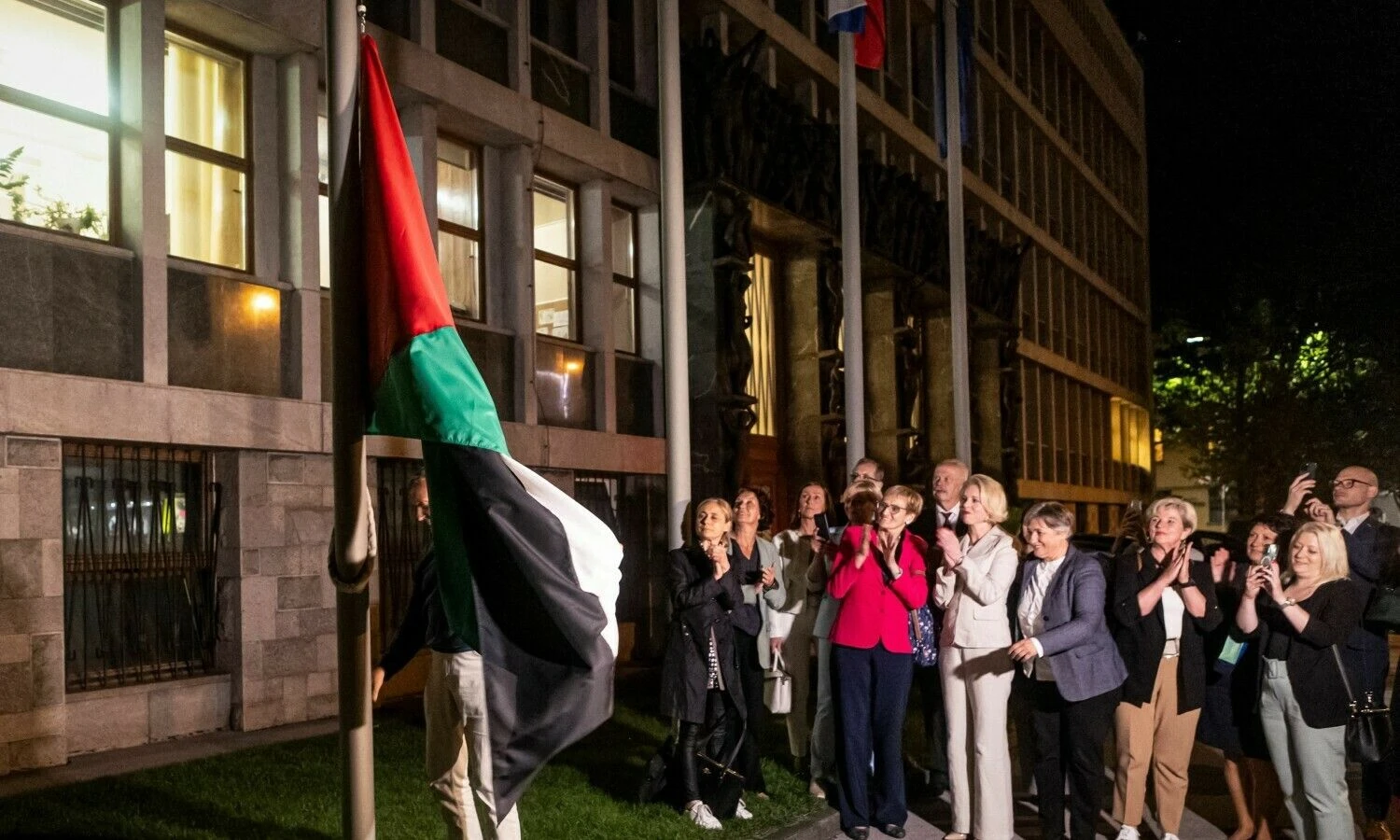 Prie Slovėnijos parlamento iškelta Palestinos vėliava. AFP / „Scanpix“ nuotr.