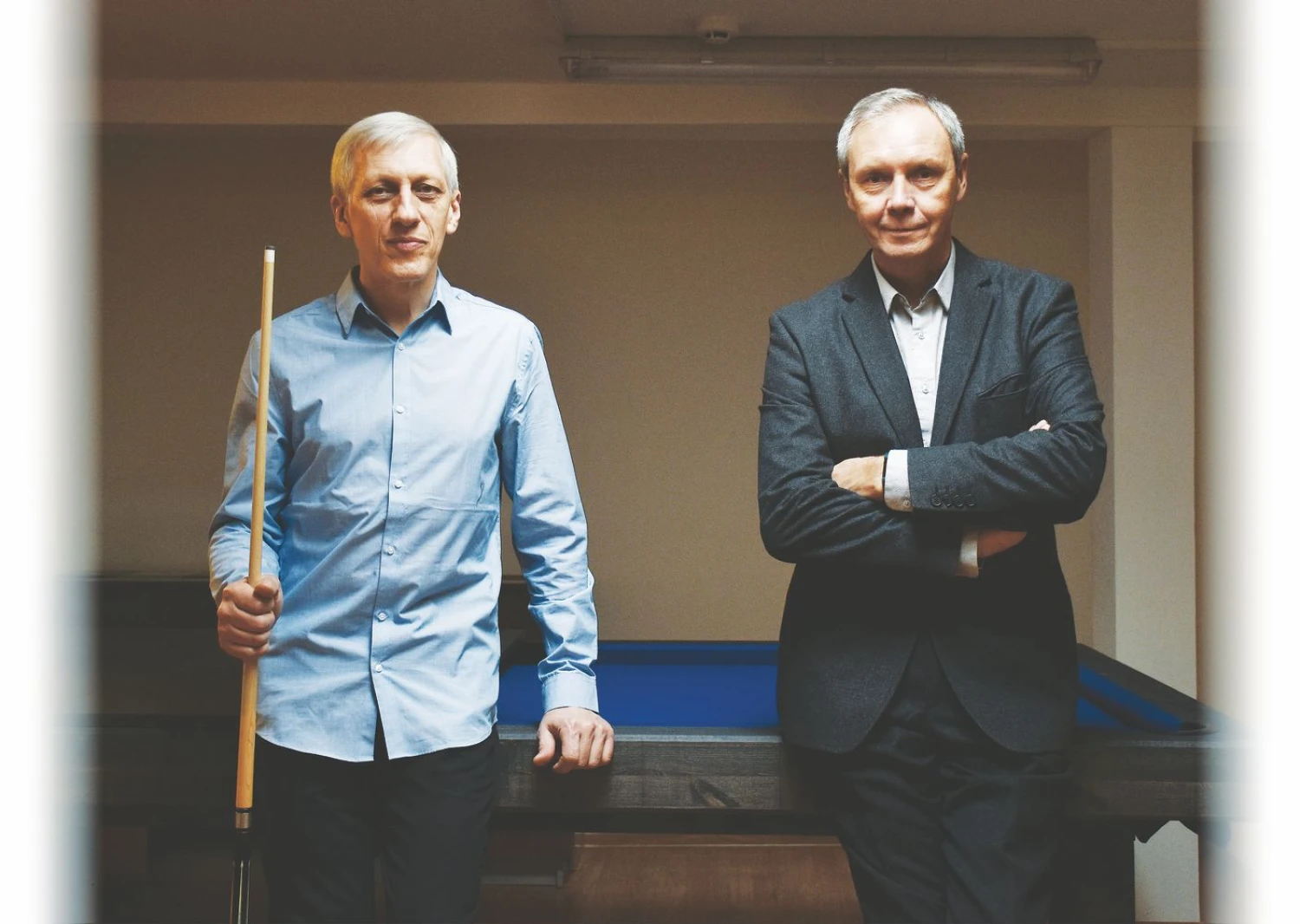 Ričardas Andriuškevičius (kairėje) ir Kastytis Makaras, UAB „Bilijardai“ bendraturčiai, siekia, kad jų gaminiai patektų į interjero dizaino agentūrų radarus. Įmonės nuotr.