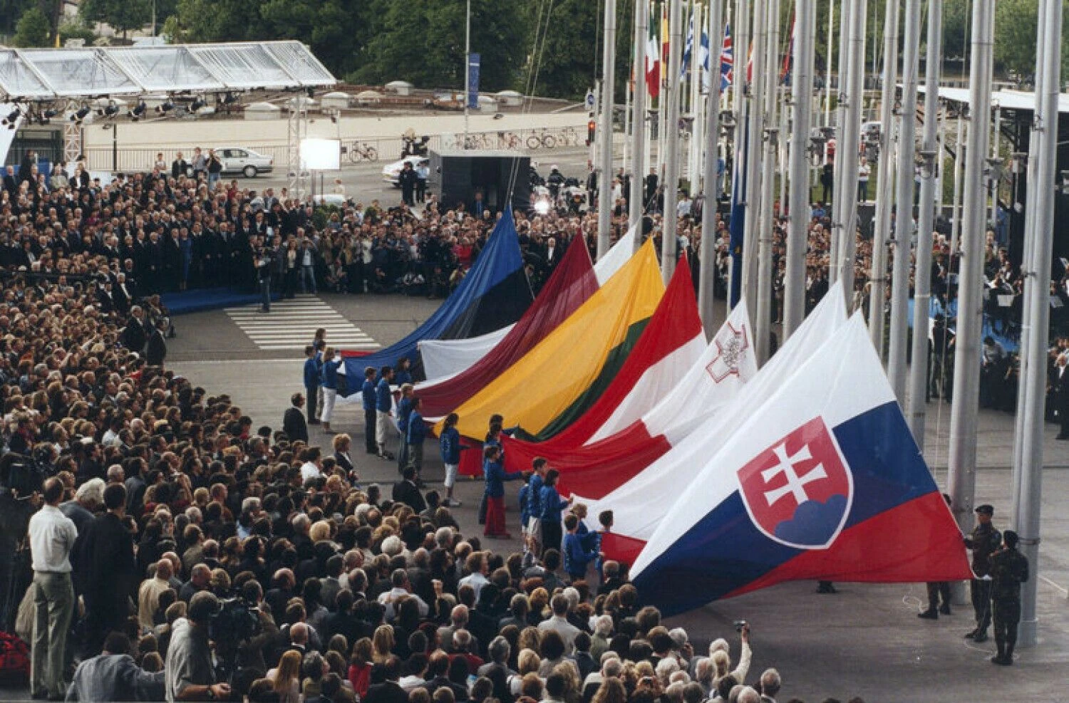 2004 m. naujų ES narių vėliavų pakėlimas. Europos Parlamento nuotr.