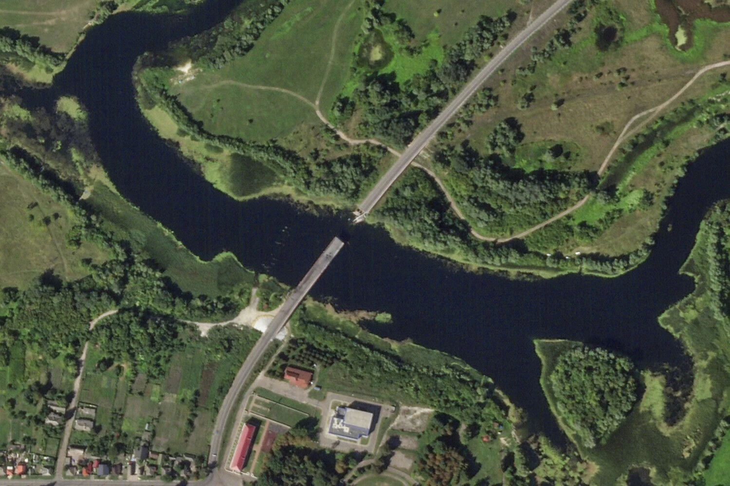 Palydovinė nuotrauka, kurioje matyti susprogdintas tiltas per Seimo upę. („Planet Labs PPC“ / AP / „Scanpix“) nuotr.