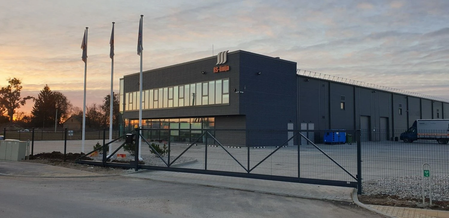 2019 m. rudenį UAB „RS-linija“ įsikūrė itin geroje, klientui strategiškai patogioje Kauno vietoje – Kalvarijos gatvėje, vos už 0,5 km nuo A5 magistralės.