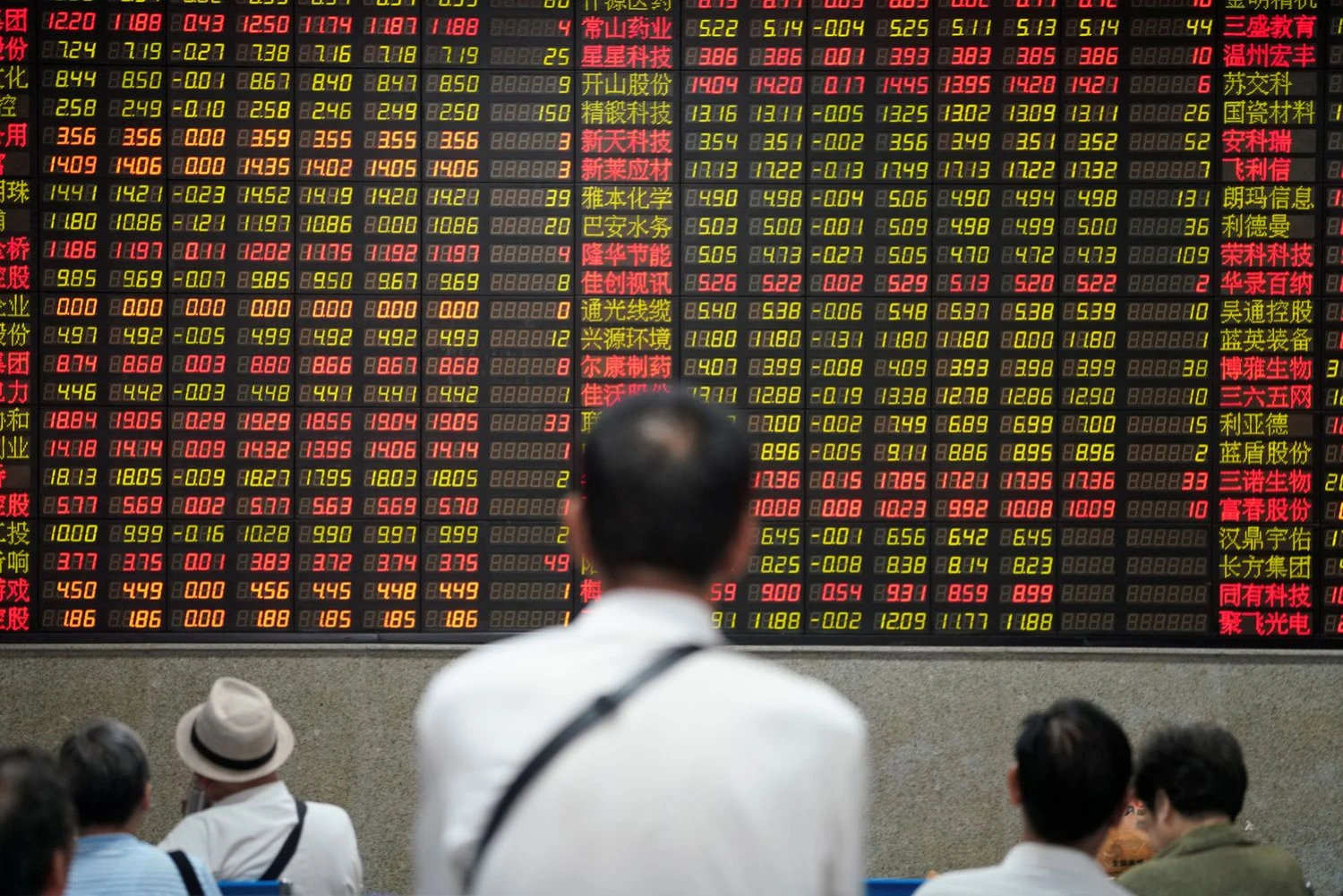 People look at an electronic board showing stock information at a brokerage house in Shanghai, China July 6, 2018. REUTERS/Aly Song