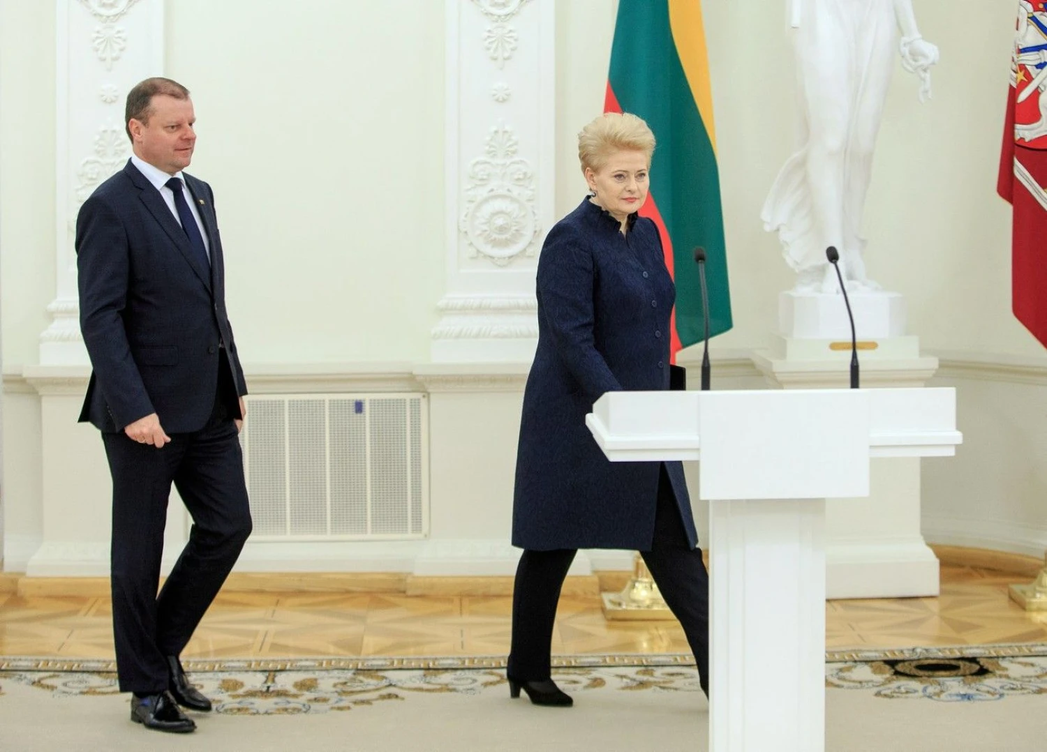 Prezidentė Dalia Grybauskaitė su premjeru Sauliumi Skverneliu tarsis dėl dviejų ministrų paskyrimo. Vladimiro Ivanovo (VŽ) nuotr.