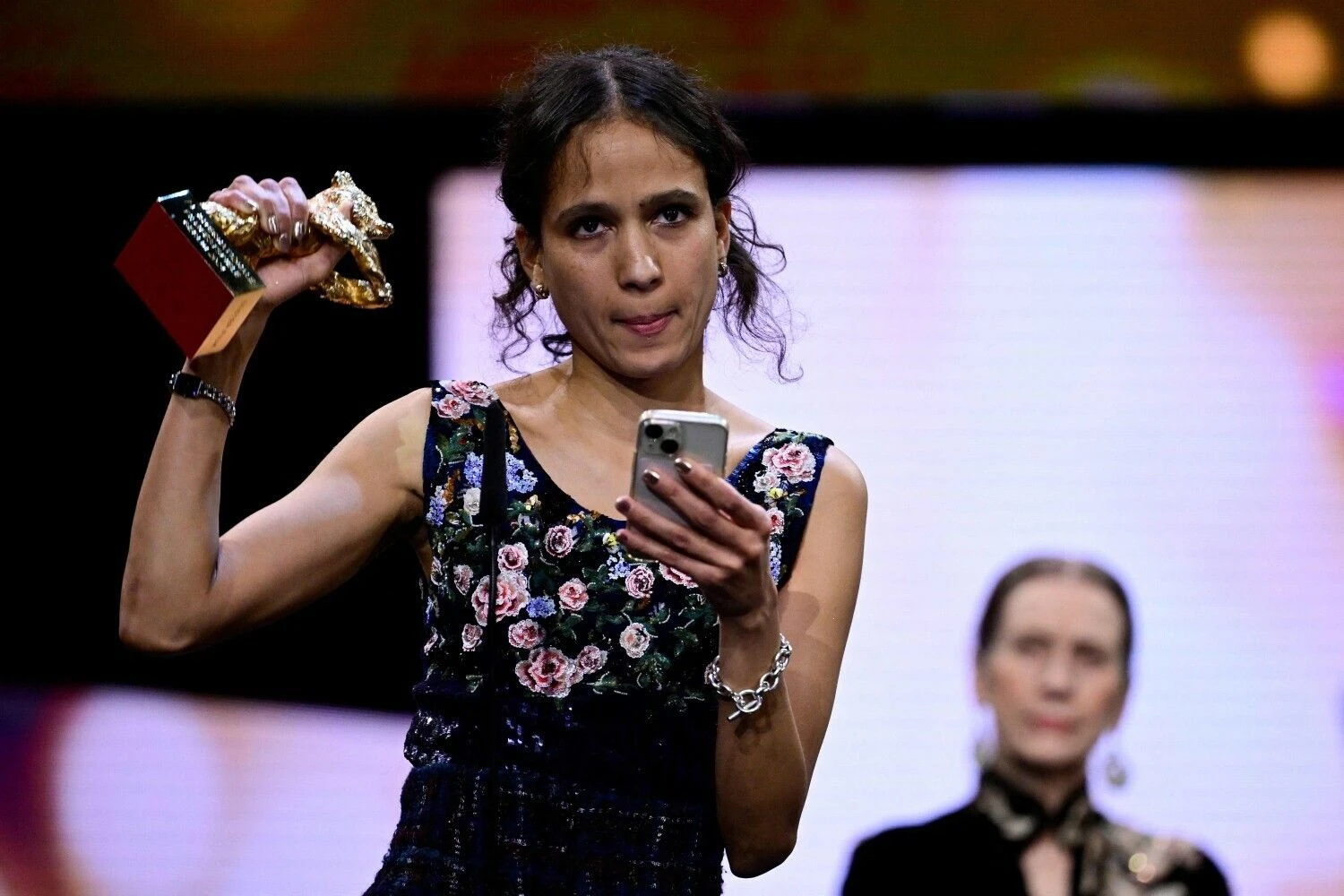 Režisierė Mati Diop, pelniusi šių metų Berlynalės „Auksinį lokį“. Johno MacDougall (AFP / „Scanpix“) nuotr.