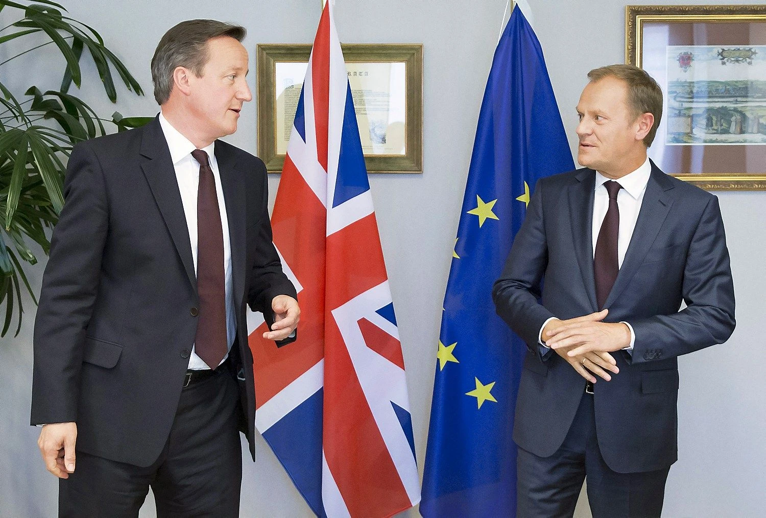 Britų premjeras Davidas Cameronas (kairėje) ir Donaldas Tuskas, Europos tarybos pirmininkas. Julien Warnand („Reuters“ / „Scanpix“) nuotr.