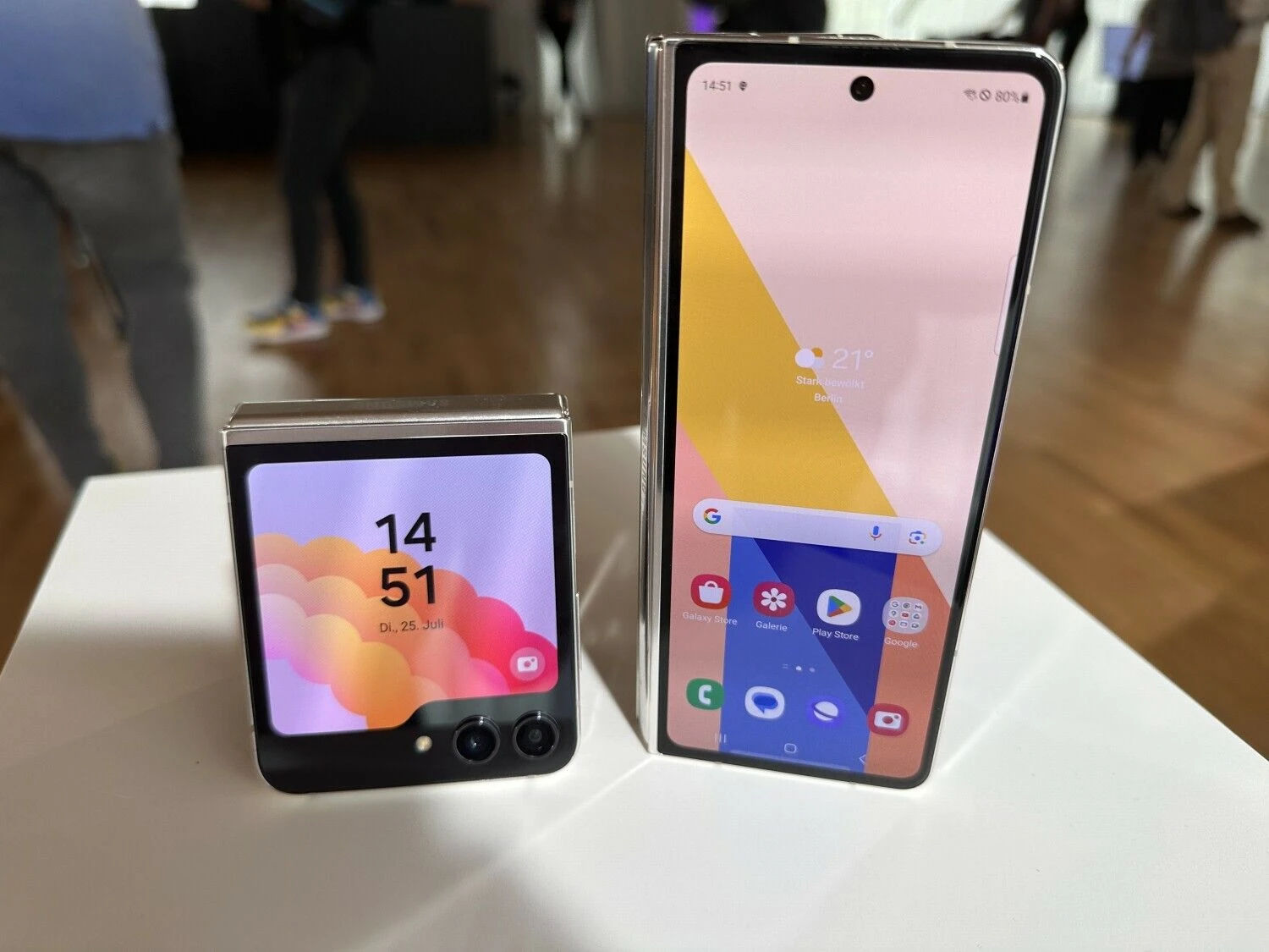 Kairėje – „Samsung Galaxy Z Flip 5“, dešinėje – „Samsung Galaxy Z Fold 5“. Christopho Dernbacho („dpa“/„Scanpix“) nuotr.