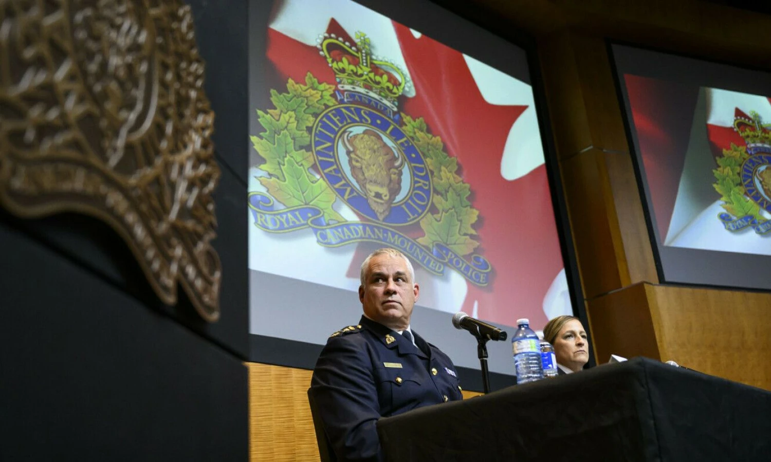 Kanados karališkosios policijos komisaras Mike'as Duheme'as (kairėje) ir komisaro pavaduotoja Brigitte Gauvin spaudos konferencijoje Otavoje. Konfliktas tarp Indijos ir Kanados prasidėjo po sikhų separatisto lyderio nužudymo Kanadoje. Justino Tango (AP / „Scanpix“) nuotr.