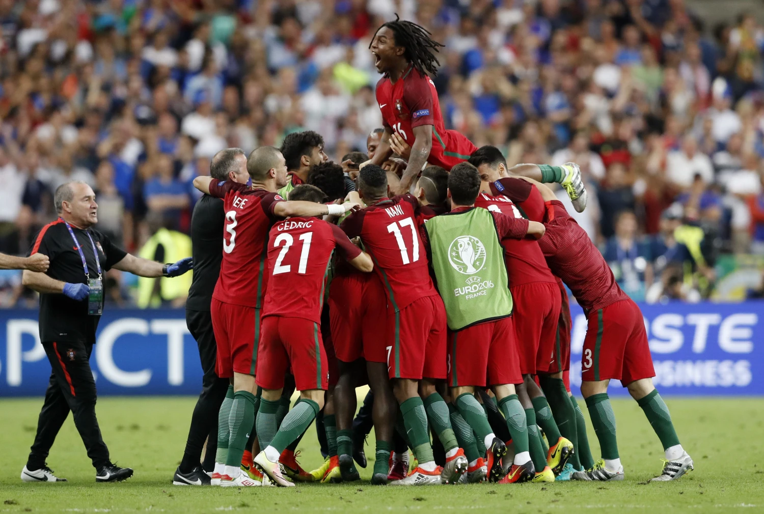 Triumfavus Portugalijai, triumfuoja ir „Nike“, kurios siūtus marškinėlius dėvėjo naujieji Europos čempionai. Carlo Recine („Reuters“ / „Scanpix“) nuotr.