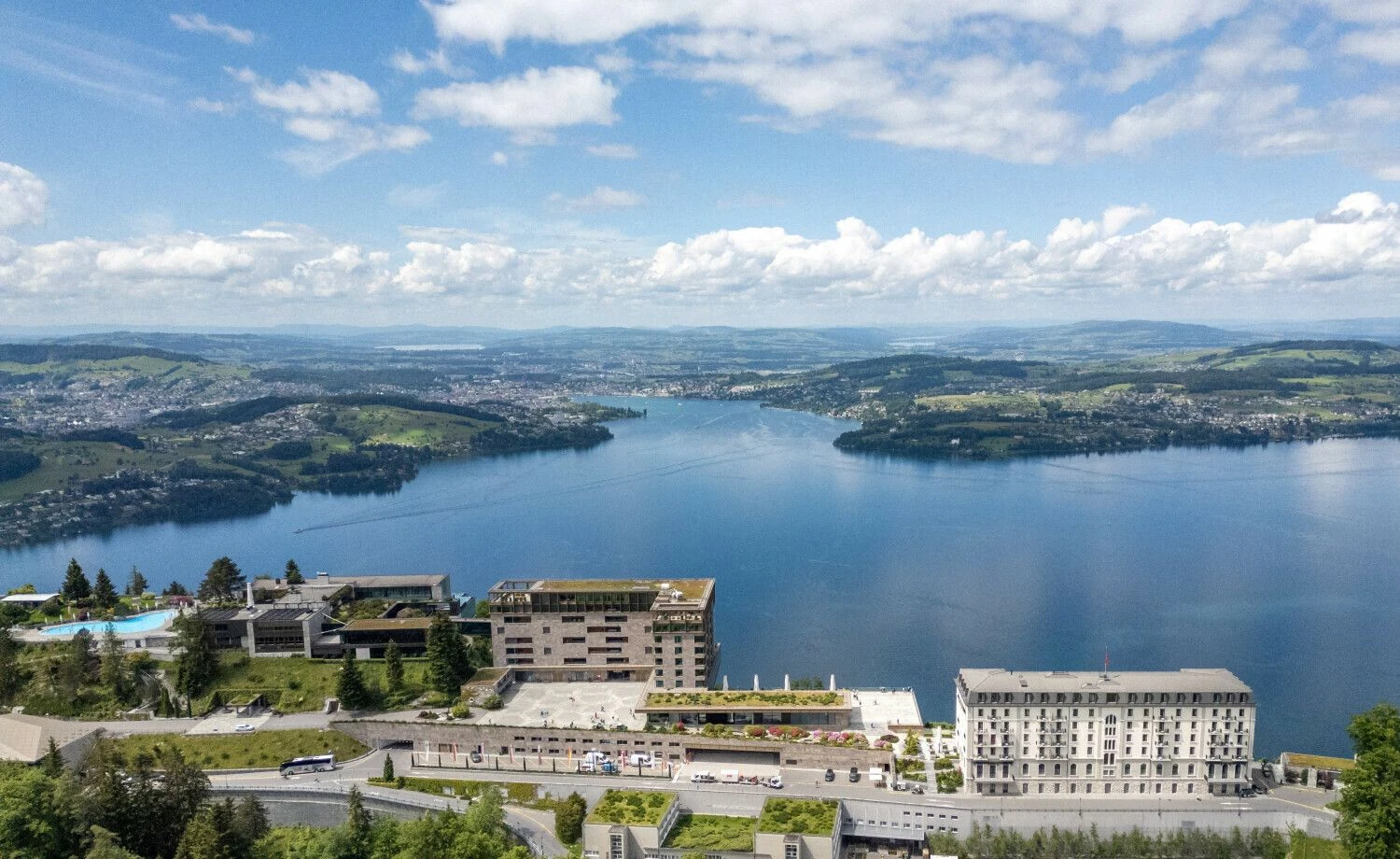 Ukrainos taikos konferencija vyks šiame Šveicarijos kalnuose, prie vaizdingo ežero esančiame viešbučio komplekse. Deniso Balibouse'o („Reuters“ / „Scanpix“) nuotr.