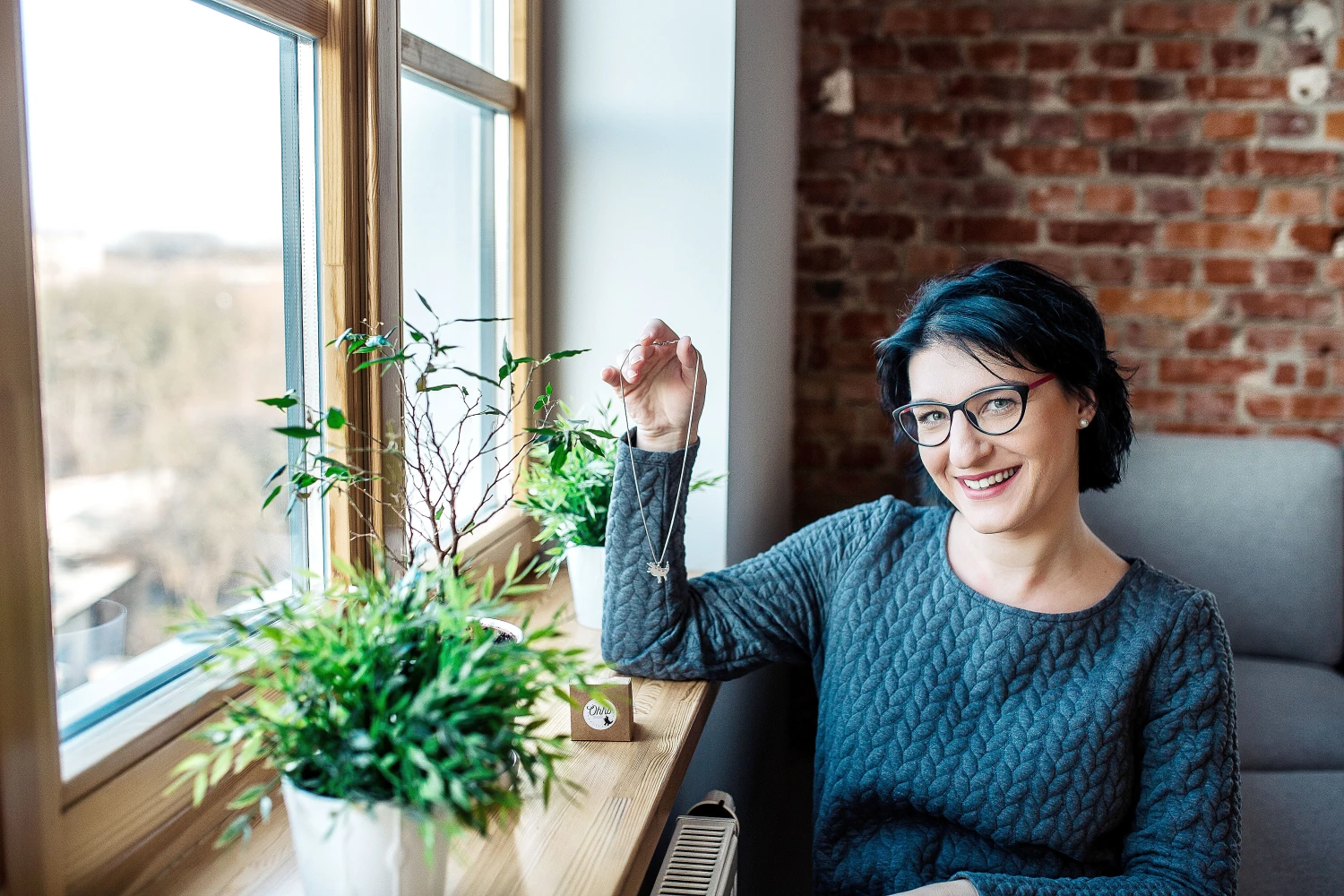 Justė Navalinskė, VšĮ „Asmeninio tobulėjimo centras“ įgyvendinančios „Ohho create“ papuošalų idėją, direktorė: „Pakabukai yra prabuojami Prabavimo rūmuose ir turi patvirtintą vardo ženklą, kas užtikrina, jog jie tikrai pagaminti iš sidabro.“ Vidūno Kulikauskio nuotr.