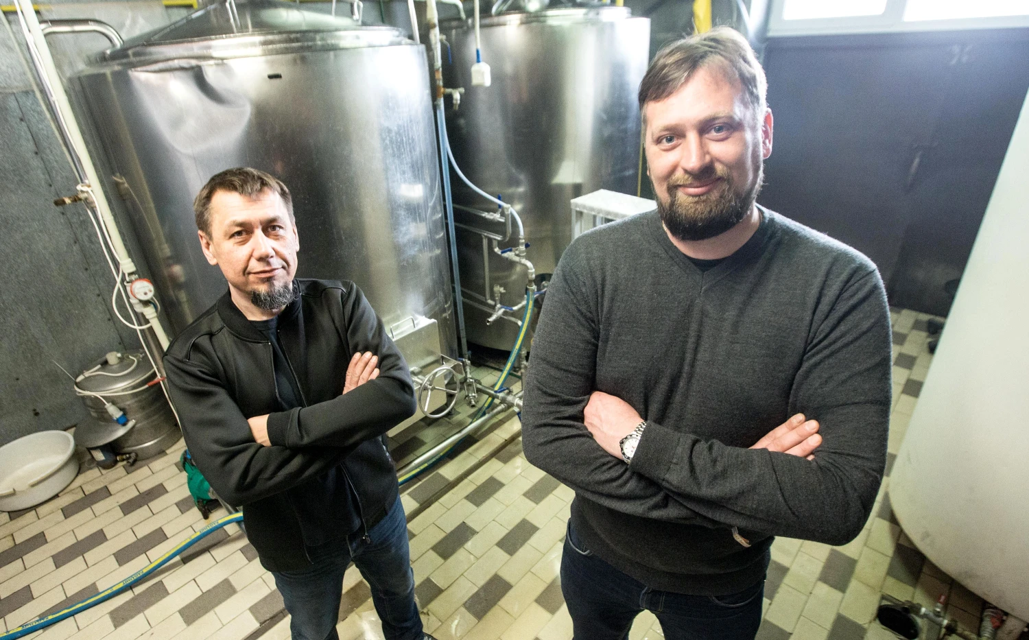 Žilvinas Nemeikšis, Panevėžio alaus daryklos UAB „Panevėžio alus“ direktorius (kairėje), ir Tomas Cesevičius, UAB „Širvėnos bravoras“ direktorius, „Dundulio alaus“ prekių ženklo įkūrėjai, versle sau leidžia eksperimentuoti. Juditos Grigelytės (VŽ) nuotr.