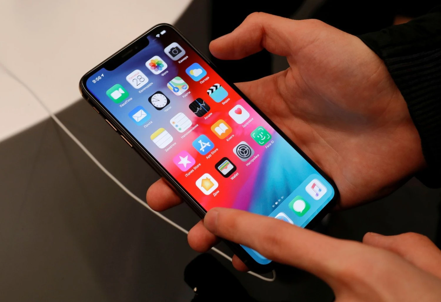 „iPhone“ telefonas. „Apple“ pardavimų pajamas ir pelną I ketvirtį augino dėl pandemijos padidėjęs „iPhone“, „Mac“ ir „iPad Pro“ įrenginių poreikis. (Tatyana Makeyeva/Reuters/Scanpix. nuotr.)
