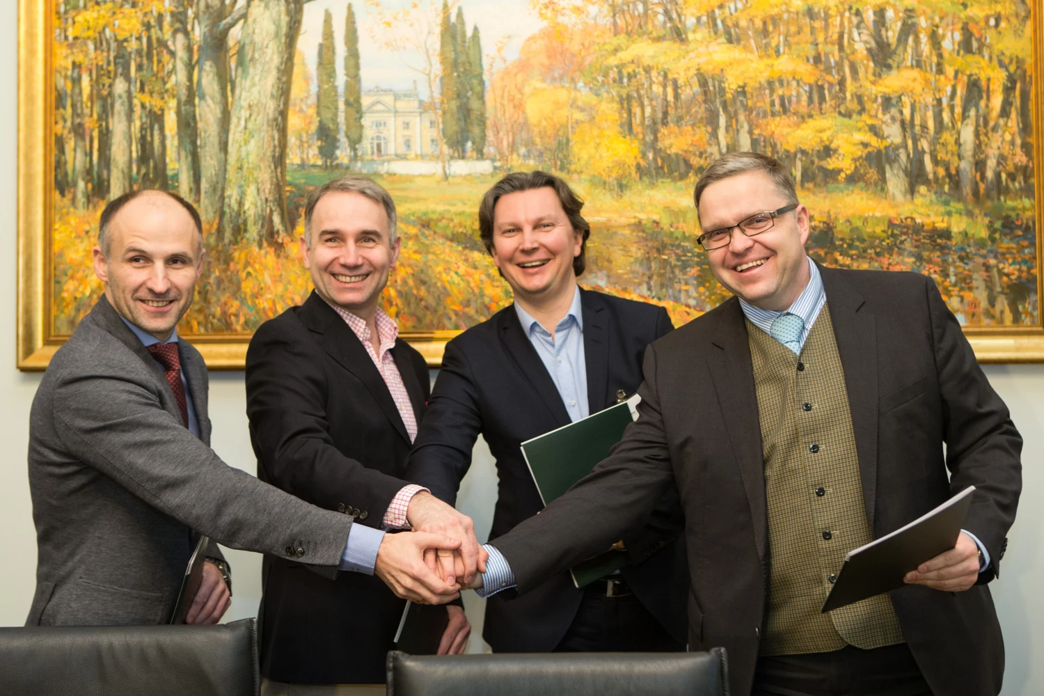 Iš kairės: „Bitės Lietuvos“ vykdomasis direktorius Pranas Kuisys, „Tele2“ generalinis direktorius Petras Masiulis, „Telia Lietuvos“ generalinis direktorius Kęstutis Šliužas ir Lietuvos banko valdybos pirmininkas Vitas Vasiliauskas. Lietuvos banko nuotr.