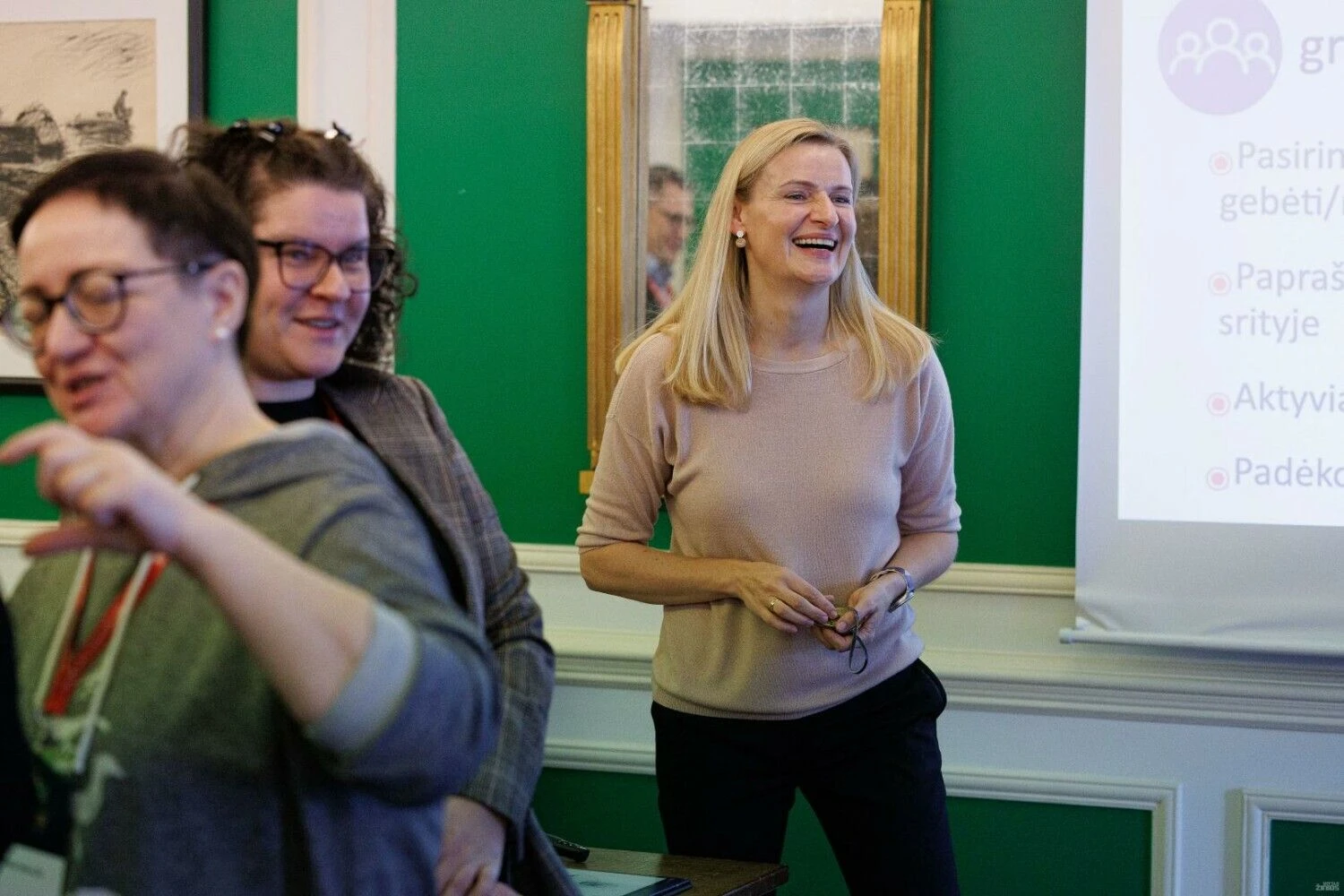 Renata Misevičienė (dešinėje), vadovavimo ir lyderystės ugdymo partnerė organizacijoms, konferencijoje „Komandų lyderiai. Kuriame vertę kartu“. Ankstyvosios dirbtuvės. Vladimiro Ivanovo (VŽ) nuotr.