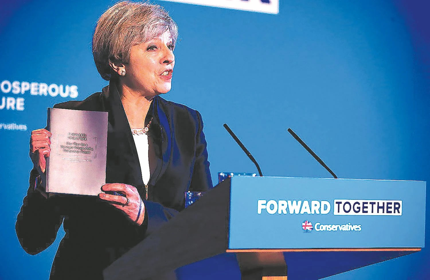 Theresa May, Jungtinės Karalystės premjerė, pristatė Konservatorių partijos rinkimų programą Halifakso mieste. Philo noble’o („Reuters“ / „scanpix“) nuotr. 