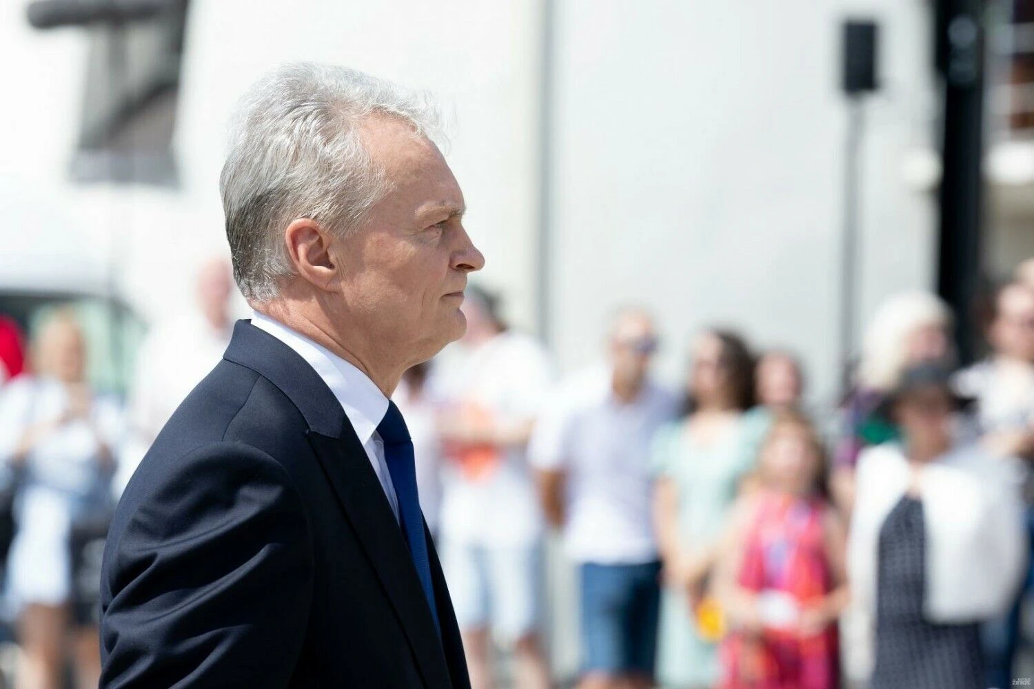 Katedros aikštėje Prezidentas Gitanas Nausėda sveikina Lietuvos ginkluotųjų pajėgų vėliavų, būrių ir vadų rikiuotę. Juditos Grigelytės (VŽ) nuotr.