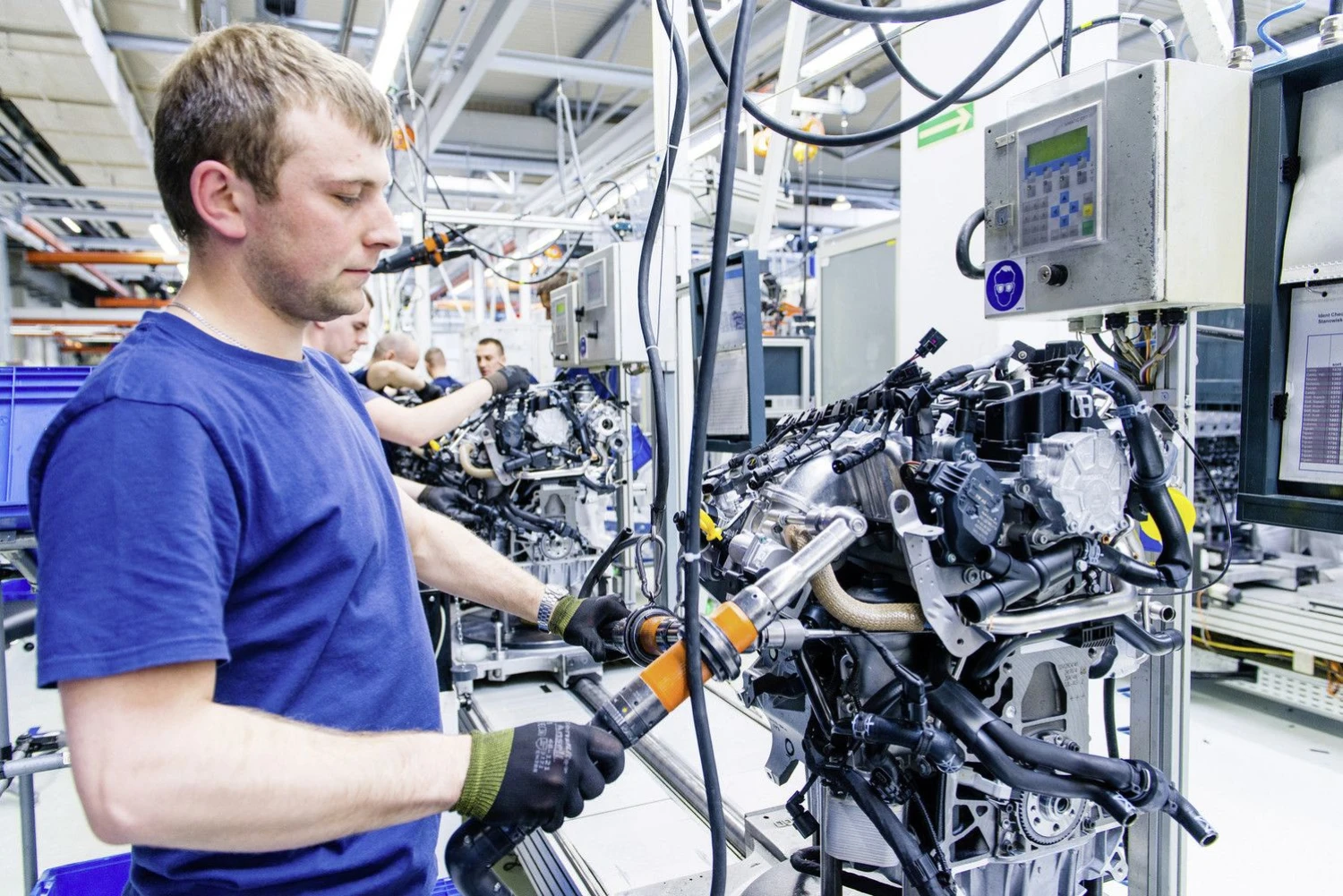 Vidaus degimo variklius keičiant elektros motorams, atsiranda poreikis masiniam darbuotojų perkvalifikavimui. „Volkswagen AG“ nuotr.