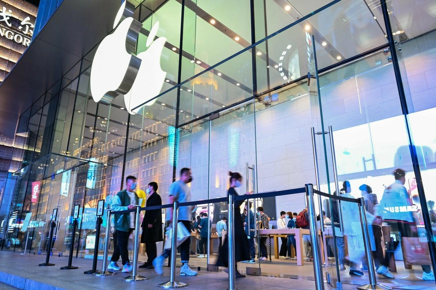„Apple“ parduotuvė Šanchajuje. Hectoro Retamalo („AFP / „Scanpix“) nuotr.