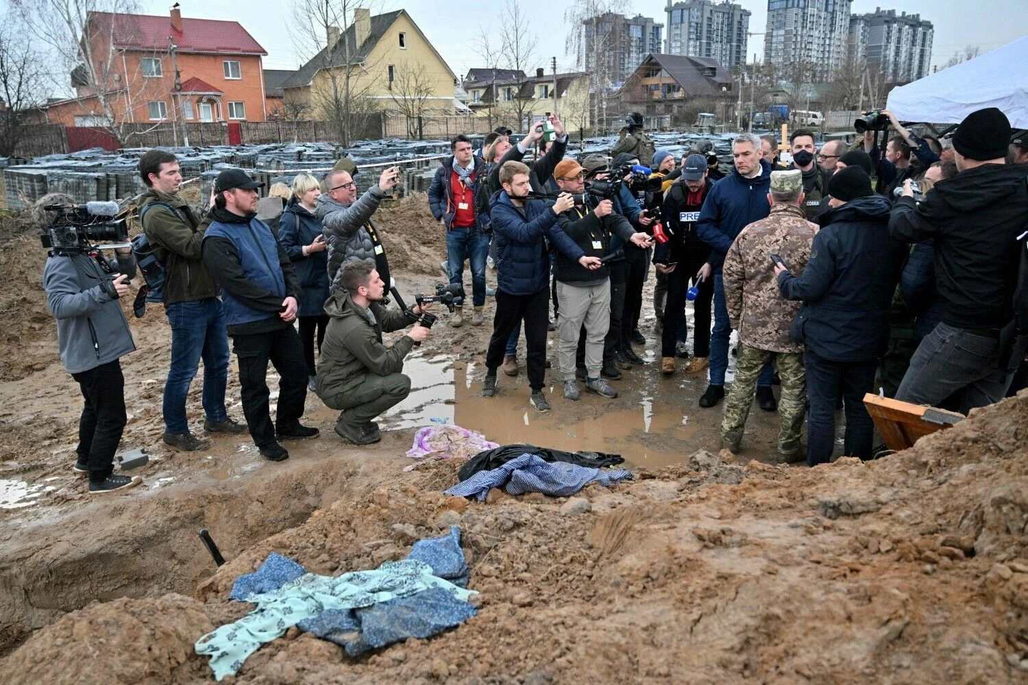 Masinė kapavietė Bučoje. Sergejaus Supinskio (AFP/„Scanpix“) nuotr.