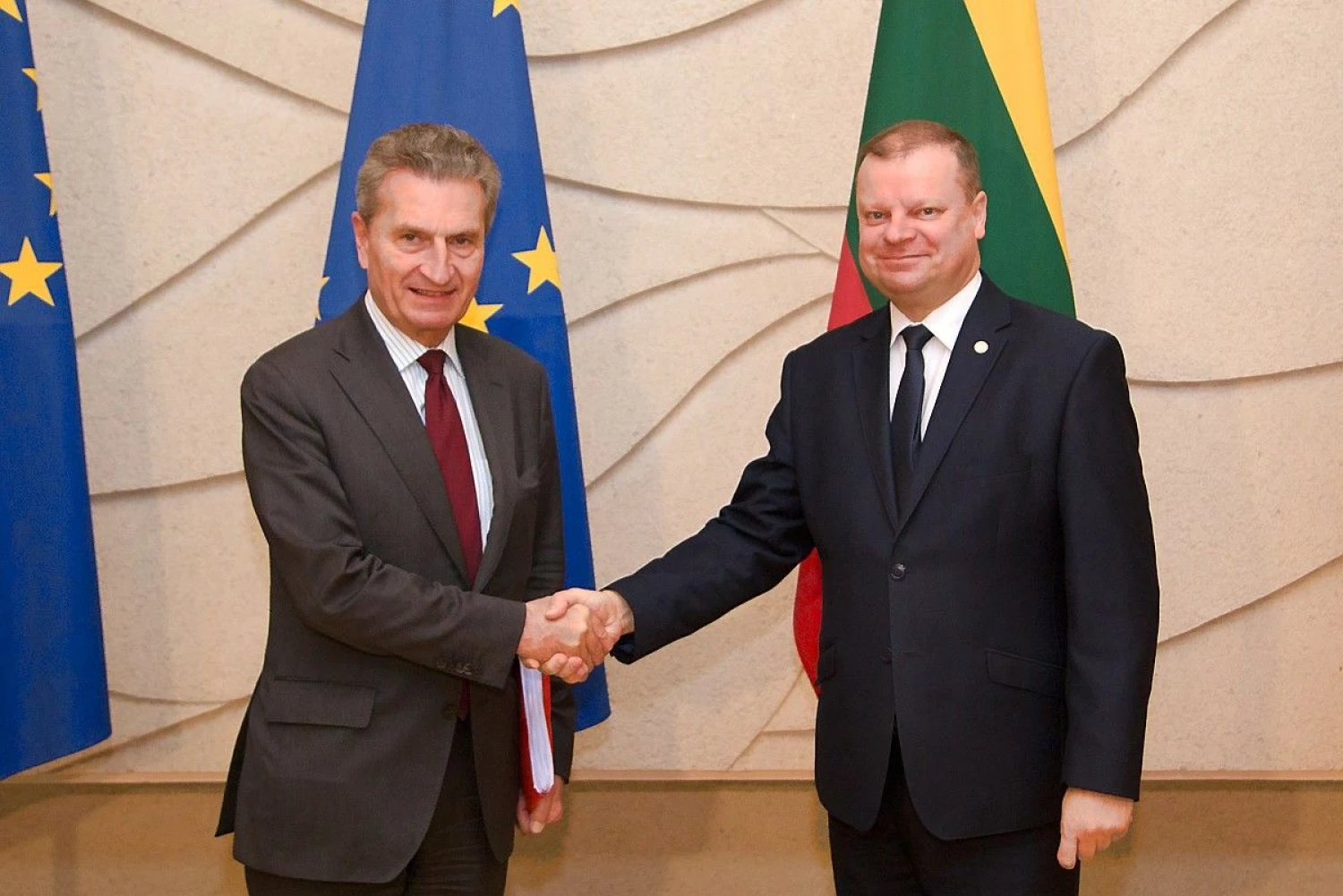 Premjeras Saulius Skvernelis (dešinėje) susitiko su Europos Komisijos nariu Gunteriu Oettingeriu. Dariaus Janučio (Vyriausybės kanceliarija) nuotr.