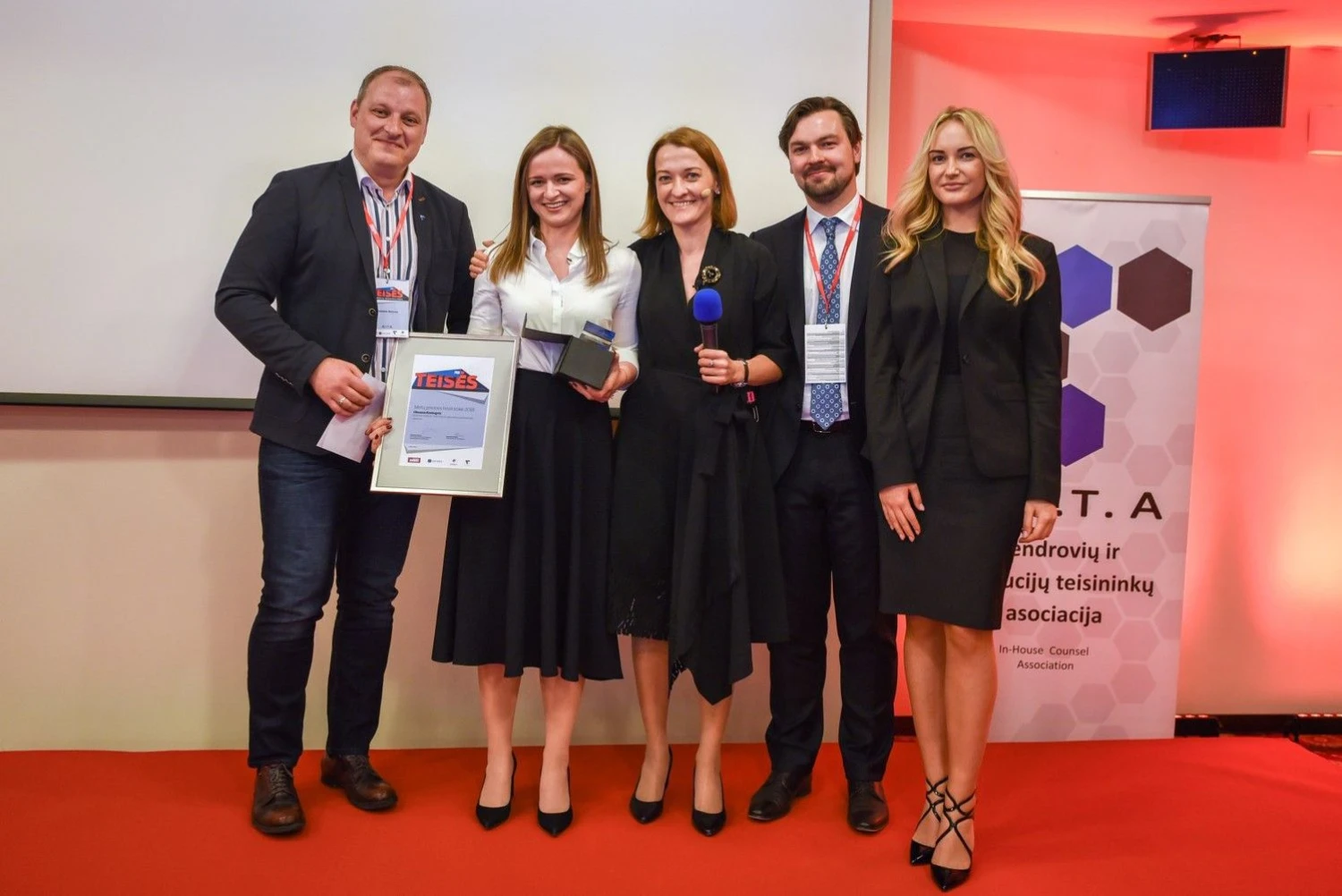 „Metų įmonės teisininke 2018“ išrinkta Oksana Kostogriz, UAB „Euroapotheca“, Teisės ir personalo departamento direktorė (antra iš dešinės). Ryčio Galadausko (VŽ) nuotr. 