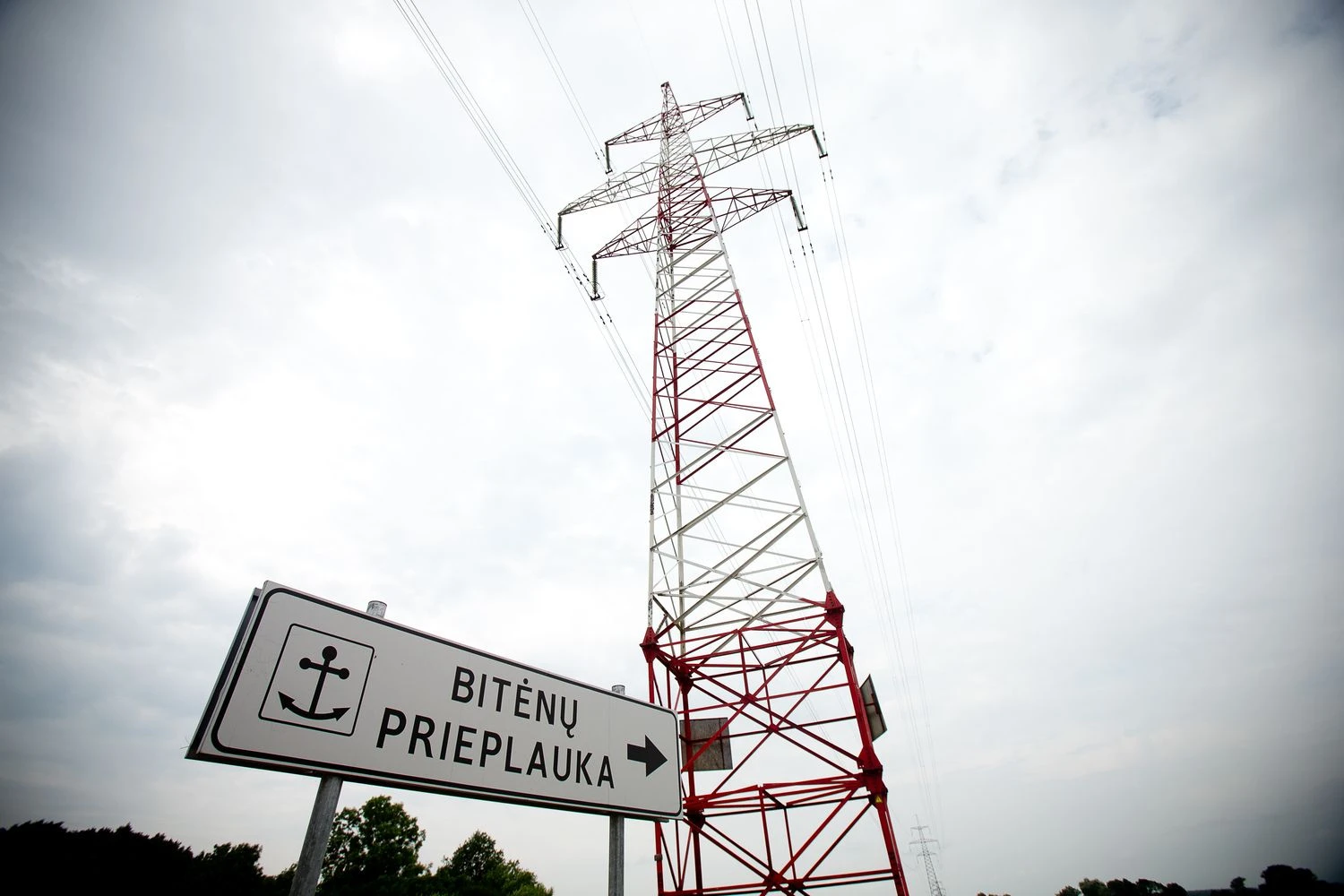 Elektros linija, jungianti Rusiją ir Lietuvą per Bitėnų elektros skirstymo punktą. Vladimiro Ivanovo (VŽ) nuotr.