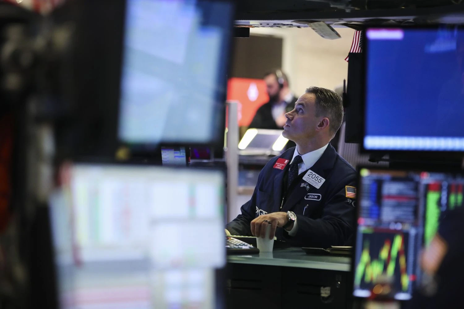 (180410) -- NEW YORK, April 10, 2018 (Xinhua) -- A trader works at the New York Stock Exchange in New York, the United States, on April 10, 2018. U.S. stocks closed higher on Tuesday. The Dow Jones Industrial Average gained 428.90 points, or 1.79 percent, to 24,408.00. The S&P 500 added 43.71 points, or 1.67 percent, to 2,656.87. The Nasdaq Composite Index was up 143.96 points, or 2.07 percent, to 7,094.30. (Xinhua/Wang Ying)  - Wang Ying -//CHINENOUVELLE_CnynysE000046_20180411_TPPFN0A001/Credit:CHINE NOUVELLE/SIPA/1804110900