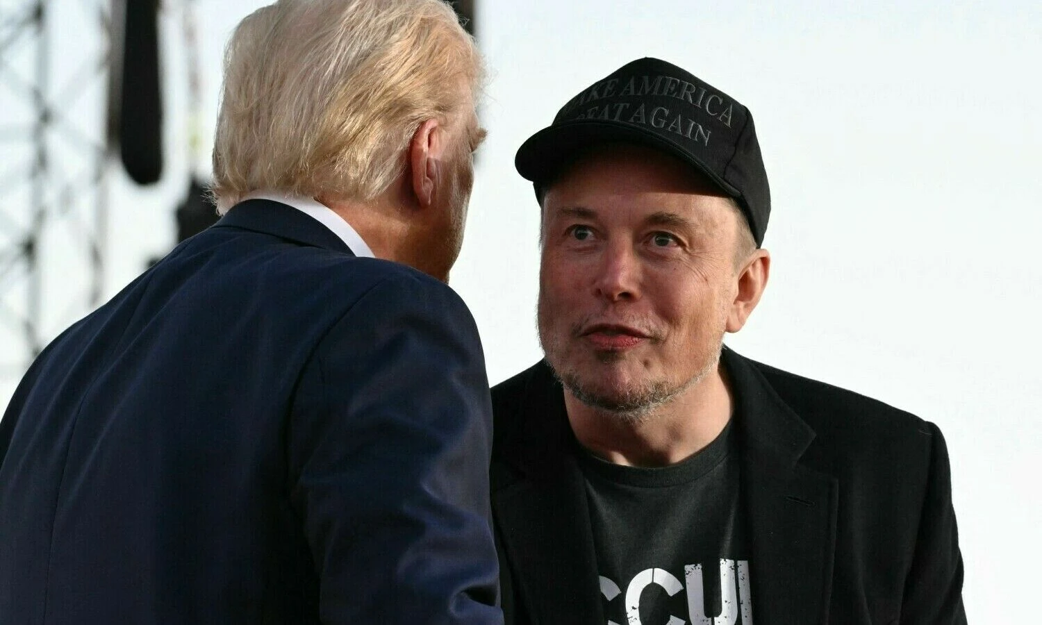 Elonas Muskas ir Donaldas Trumpas rinkiminės kampanijos metu Batleryje, Pensilvanijoje. 2024 m. spalio 5 d. Jimo Watsono (AFP / „Scanpix“) nuotr.