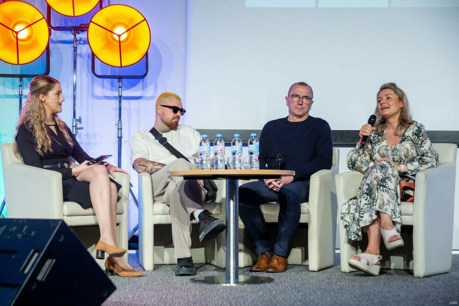 Iš kairės: Liucija Zubrutė, „Verslo žinių“ vyr. redaktoriaus pavaduotoja, Robertas Kalinkinas, dizaineris, mados namų „Robert Kalinkin“ įkūrėjas, Petras Narbutas, „Narbutas International“ vadovas, ir Beata Nicholson, prekės ženklo „Beatos virtuvė“ įkūrėja. Vladimiro Ivanovo (VŽ) nuotr.