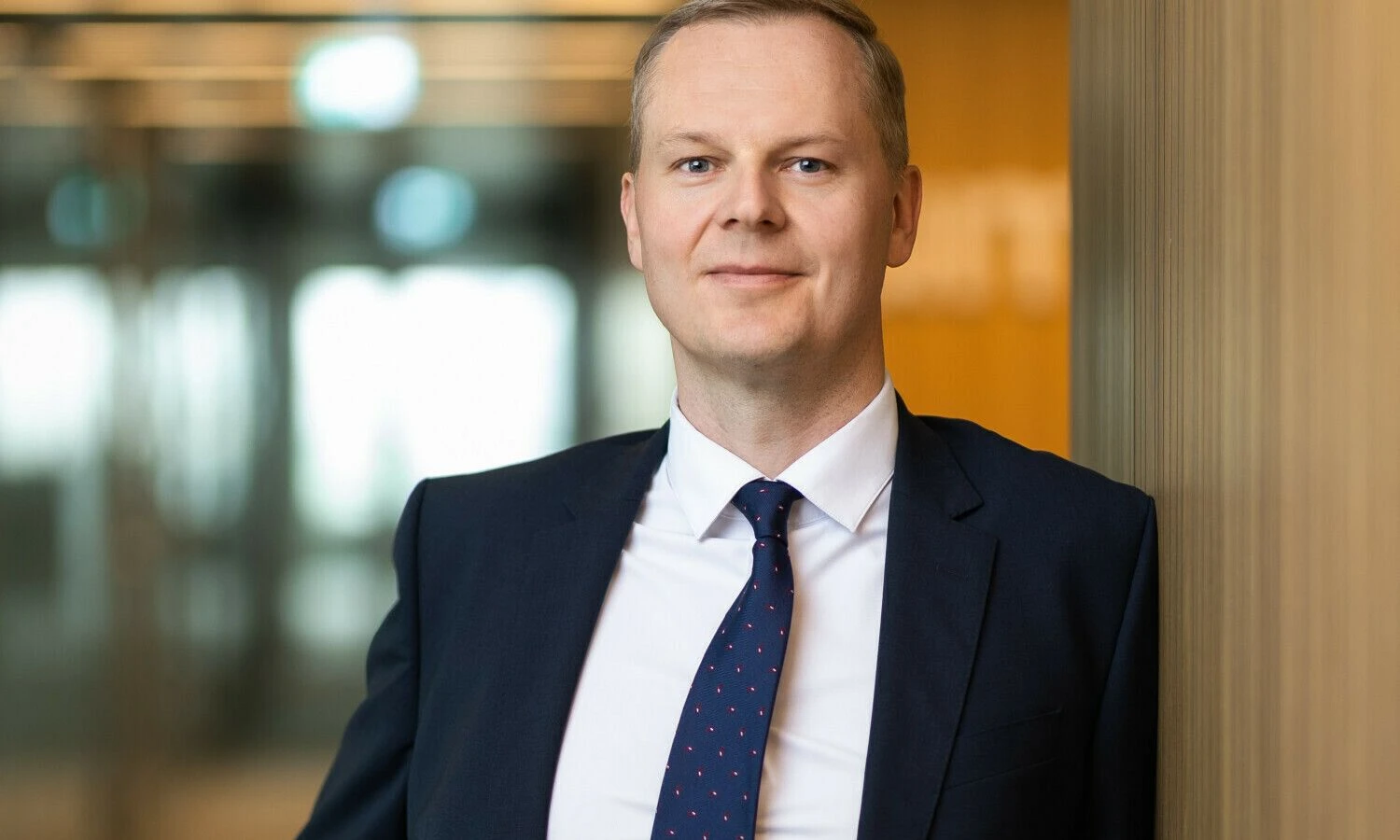 Vytis Žegužauskas, „Luminor“ banko Verslo bankininkystės Lietuvoje vadovas „Didesnės apimties indėliams taikome individualius susitarimus, todėl sąlygas, sumas ir pageidaujamą laikotarpį galima suderinti su banku.“