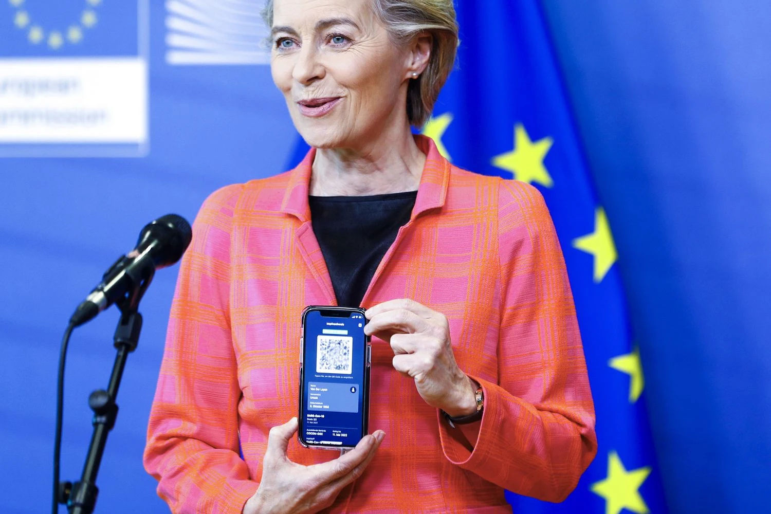 Europos Komisijos pirmininkė Ursula von der Leyen rodo savo ES skaitmeninį kelionės sertifikatą.  Johanna Geron (AP/„Scanpix“) nuotr. 
