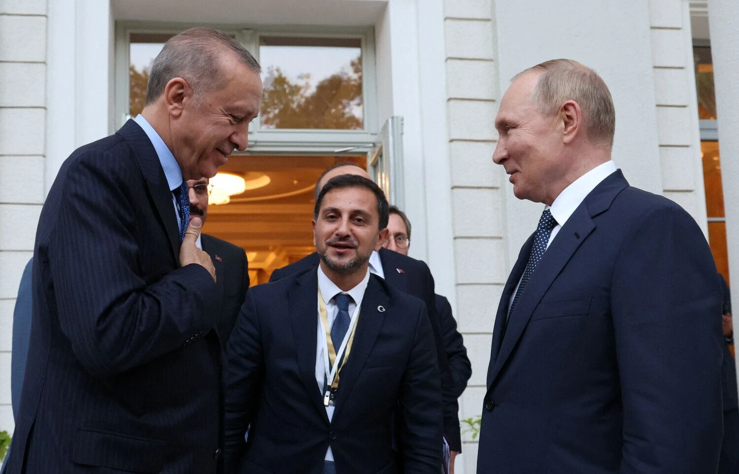 Penktadienį vizito į Maskvą su Vladimiru Putinu (dešinėje), Rusijos prezidentu, atvyko Recepas Tayyipas Erdoganas (kairėje), Turkijos vadovas. „Reuters“ / „Scanpix“ nuotr.
