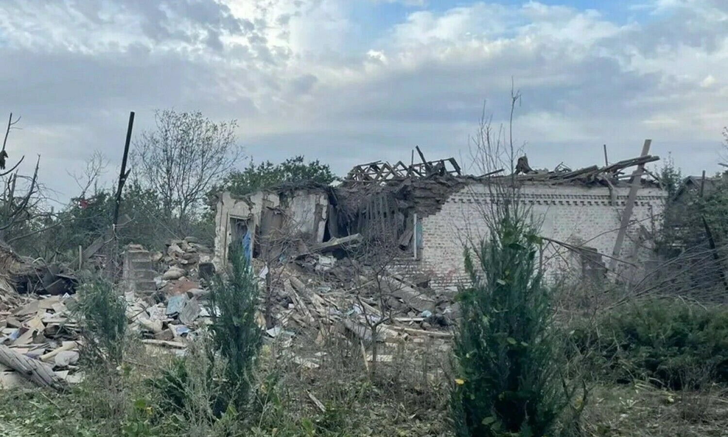 Sugriautas namas po rusų smūgio Izmailivkos kaime. Donecko srities prokuratūros nuotr.